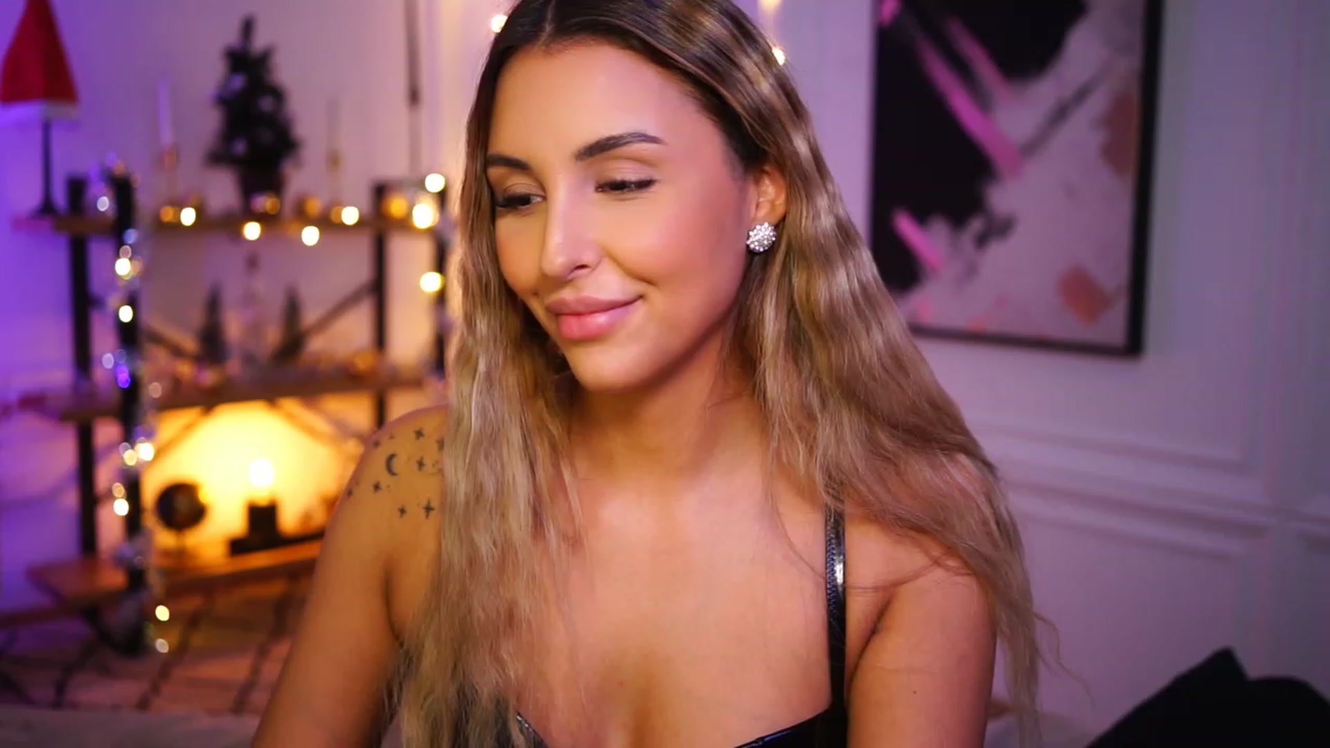 Gallery image thumbnail from Lisamelow's myfreecams stream on, 12/06/2022, 23:05 image 9 of 20