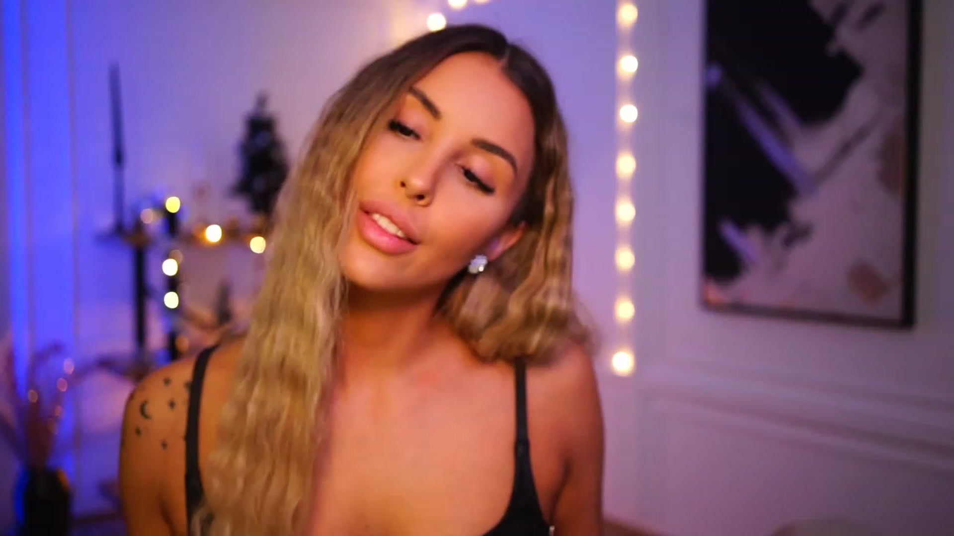 Gallery image thumbnail from Lisamelow's myfreecams stream on, 12/08/2022, 21:08 image 7 of 20
