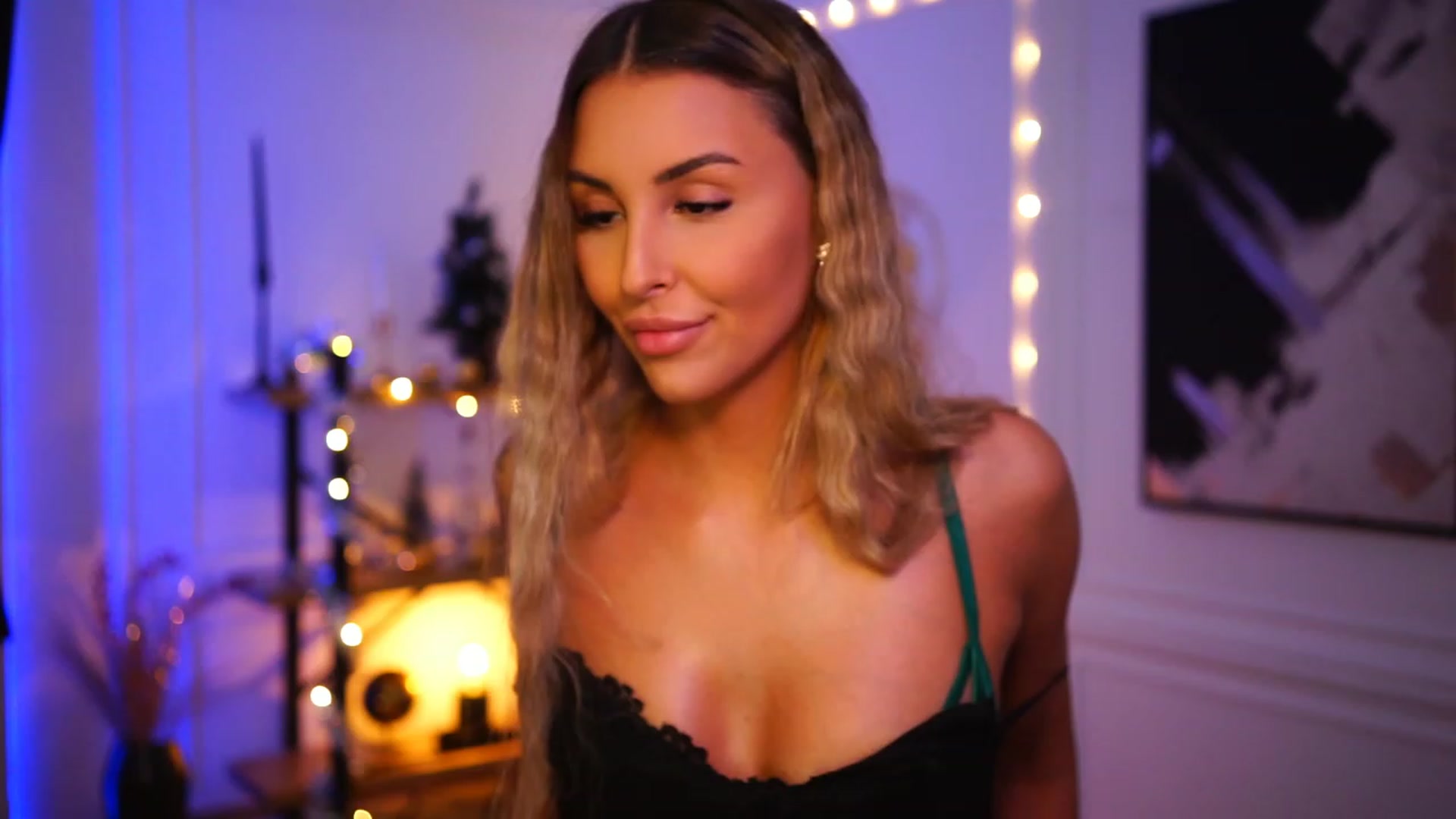 Gallery image thumbnail from Lisamelow's myfreecams stream on, 12/08/2022, 23:01 image 4 of 20