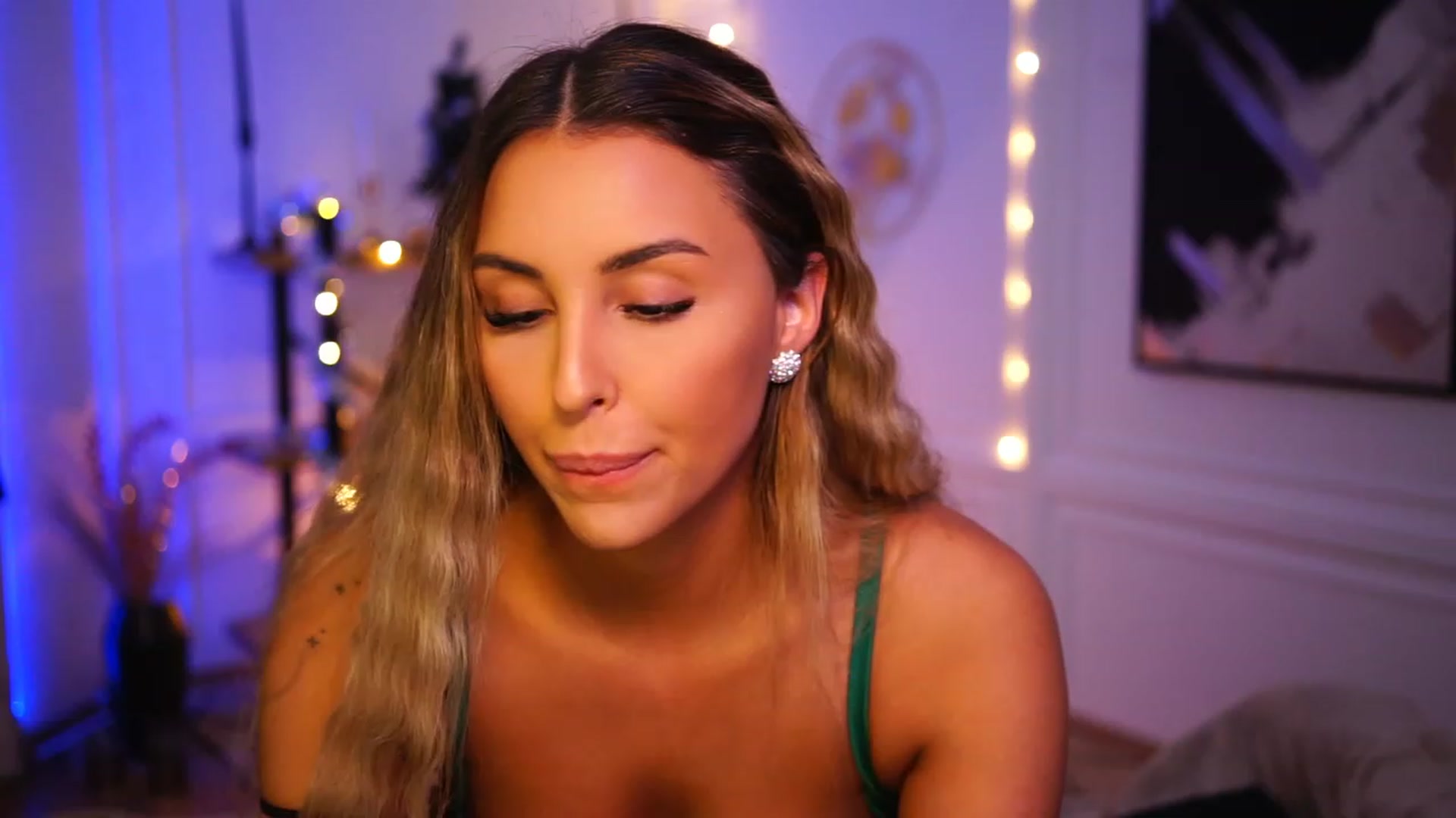 Gallery image thumbnail from Lisamelow's myfreecams stream on, 12/08/2022, 23:01 image 13 of 20