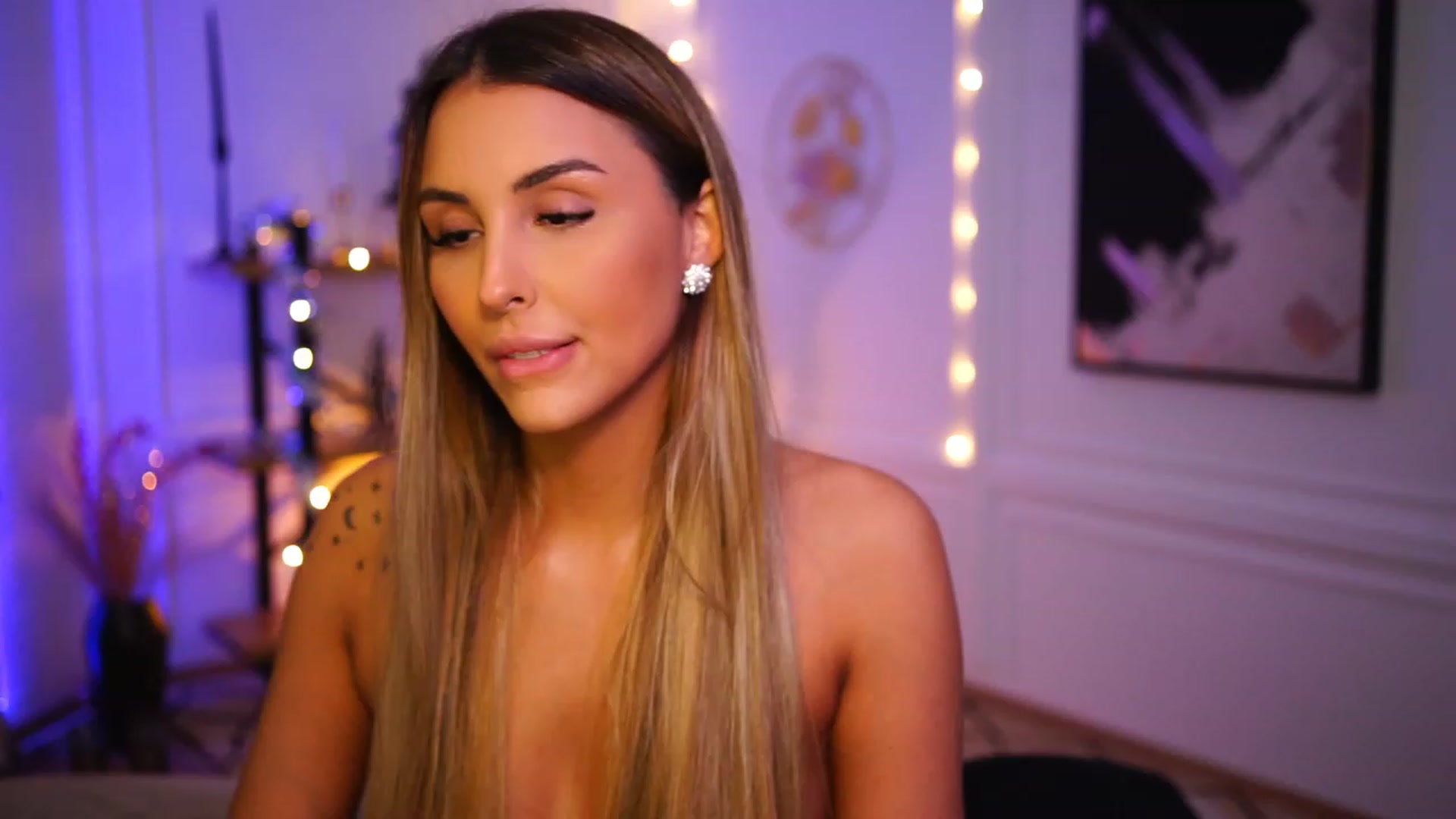 Gallery image thumbnail from Lisamelow's myfreecams stream on, 12/11/2022, 22:12 image 8 of 20