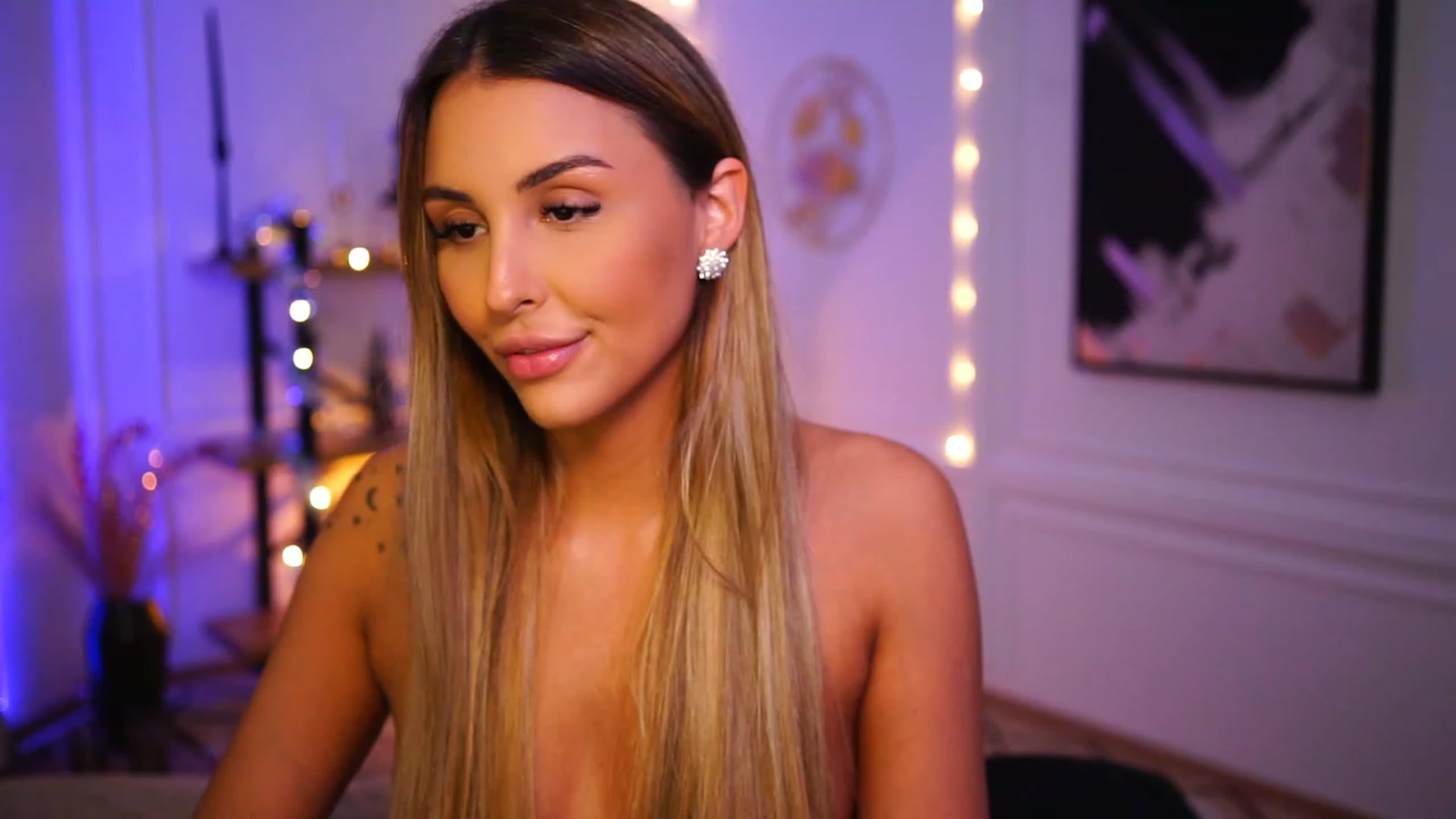Gallery image thumbnail from Lisamelow's myfreecams stream on, 12/11/2022, 22:12 image 7 of 20