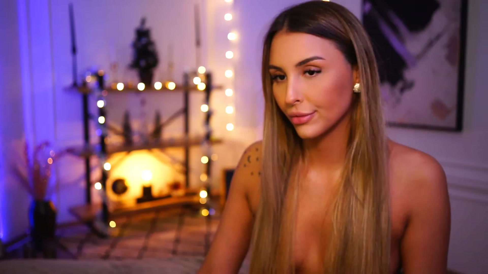 Gallery image thumbnail from Lisamelow's myfreecams stream on, 12/11/2022, 22:12 image 12 of 20