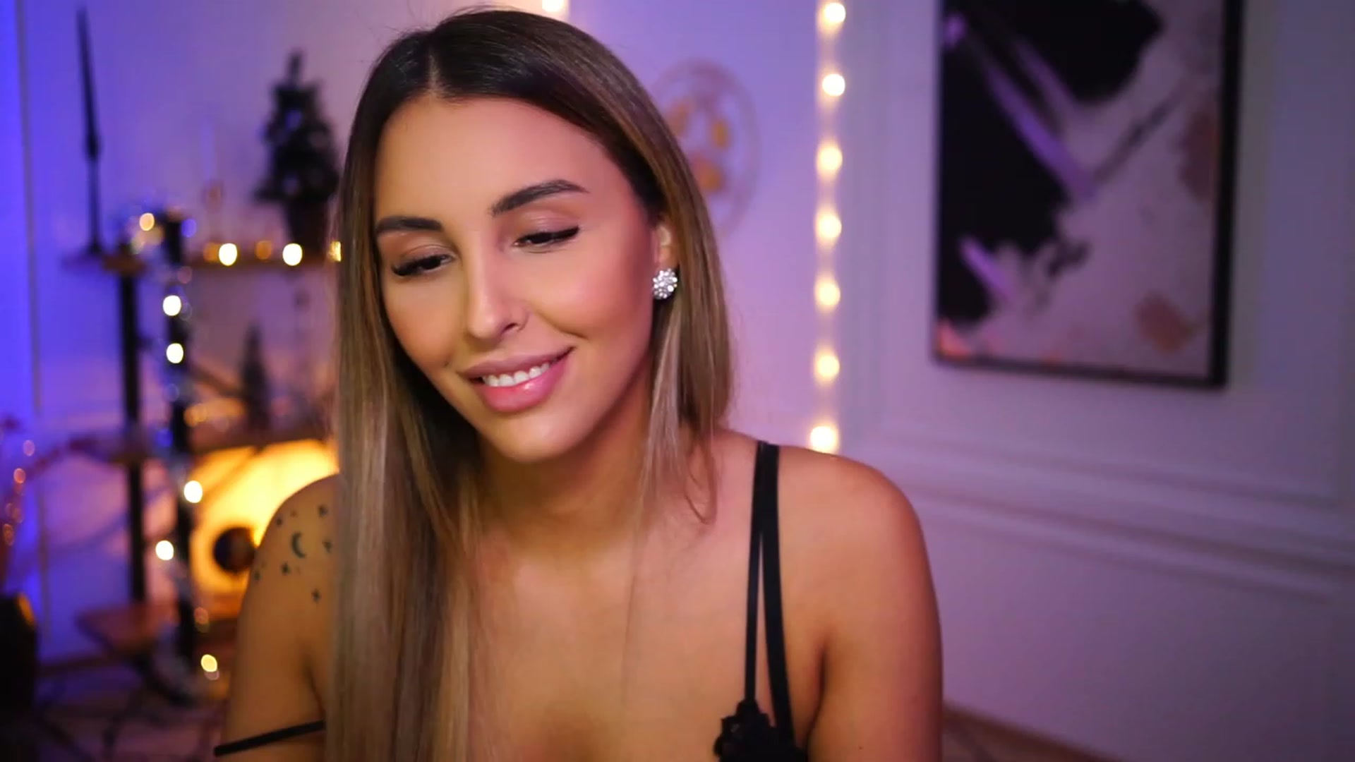 Gallery image thumbnail from Lisamelow's myfreecams stream on, 12/12/2022, 20:14 image 6 of 20