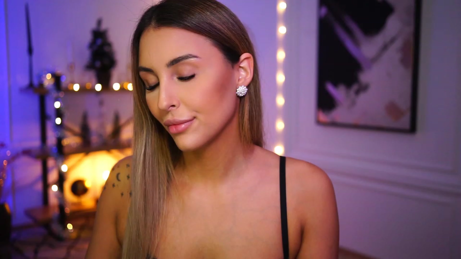 Gallery image thumbnail from Lisamelow's myfreecams stream on, 12/12/2022, 20:14 image 16 of 20