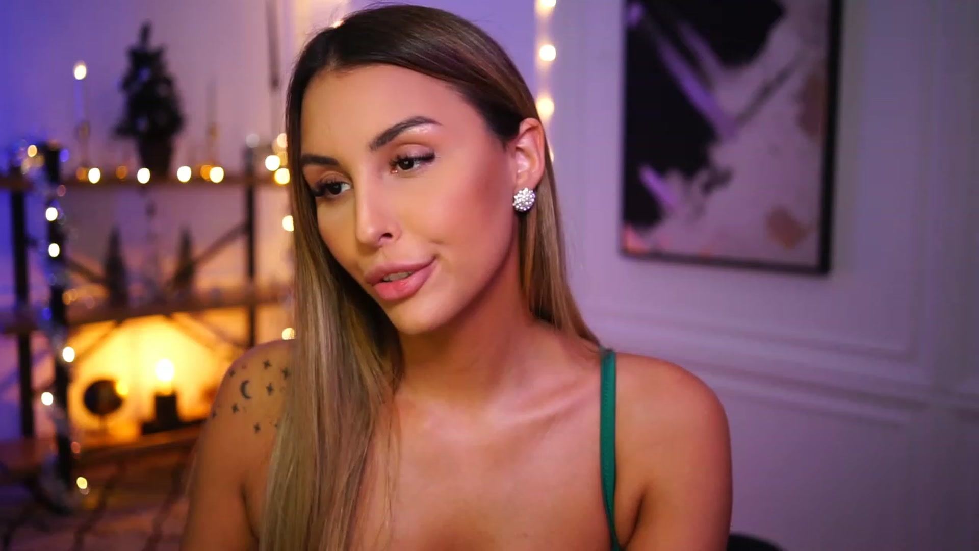 Gallery image thumbnail from Lisamelow's myfreecams stream on, 12/12/2022, 23:29 image 17 of 20