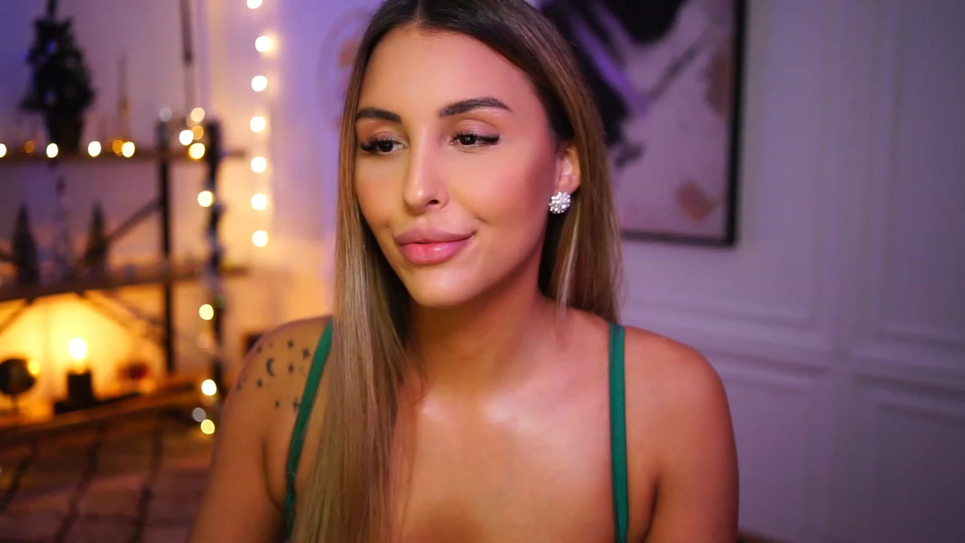 Gallery image thumbnail from Lisamelow's myfreecams stream on, 12/12/2022, 23:29 image 10 of 20