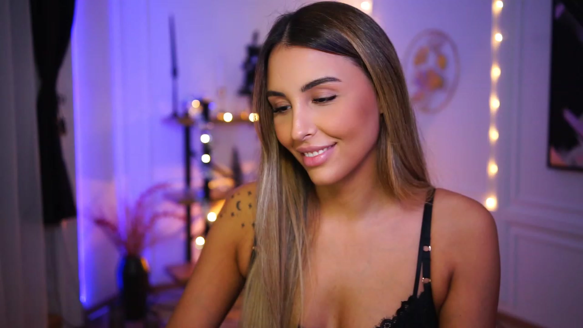 Gallery image thumbnail from Lisamelow's myfreecams stream on, 12/15/2022, 20:49 image 9 of 20