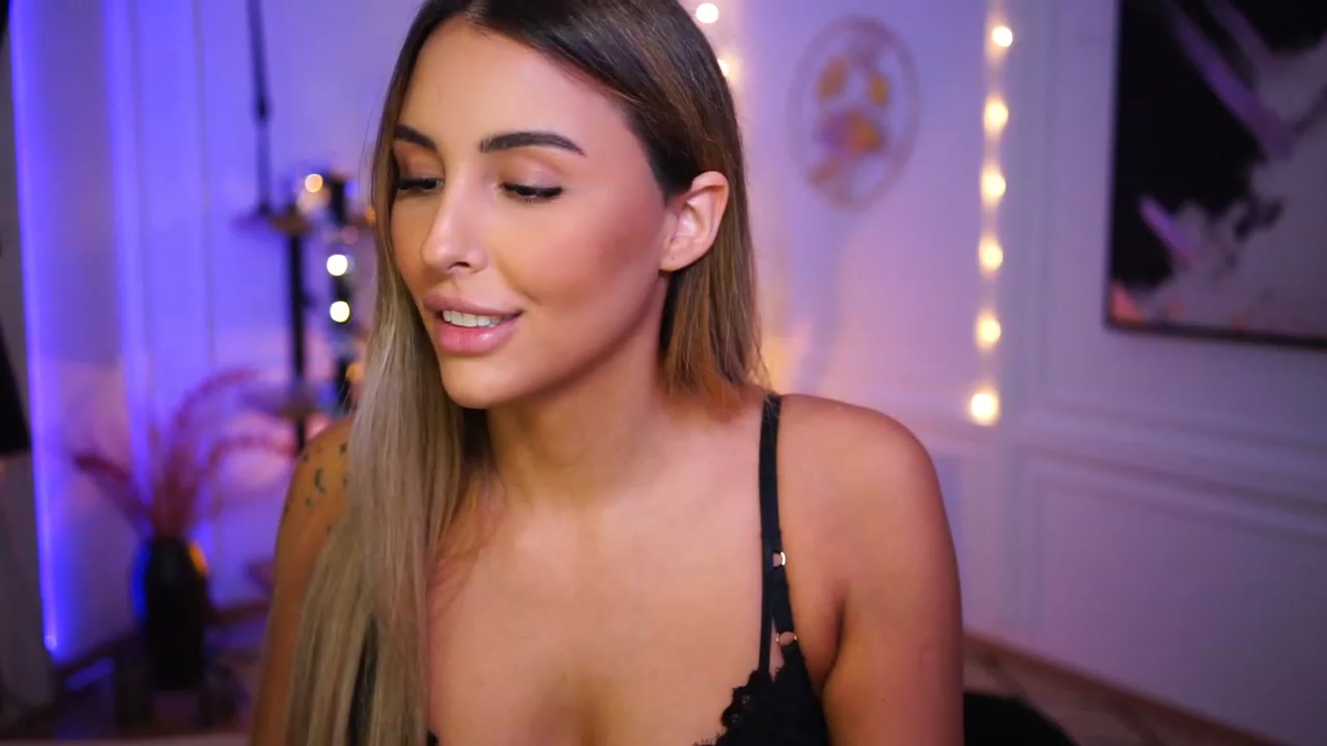 Gallery image thumbnail from Lisamelow's myfreecams stream on, 12/15/2022, 20:49 image 4 of 20