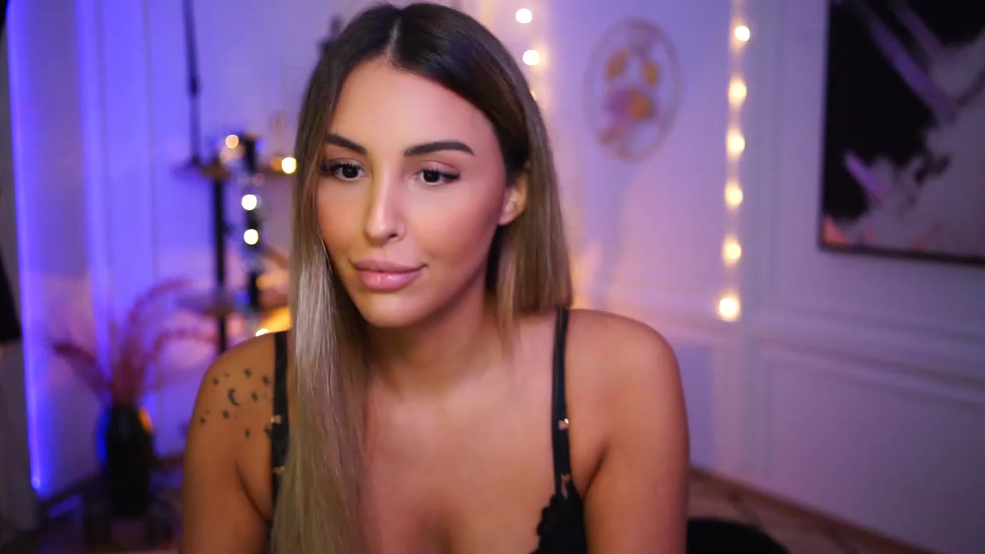 Gallery image thumbnail from Lisamelow's myfreecams stream on, 12/15/2022, 20:49 image 1 of 20