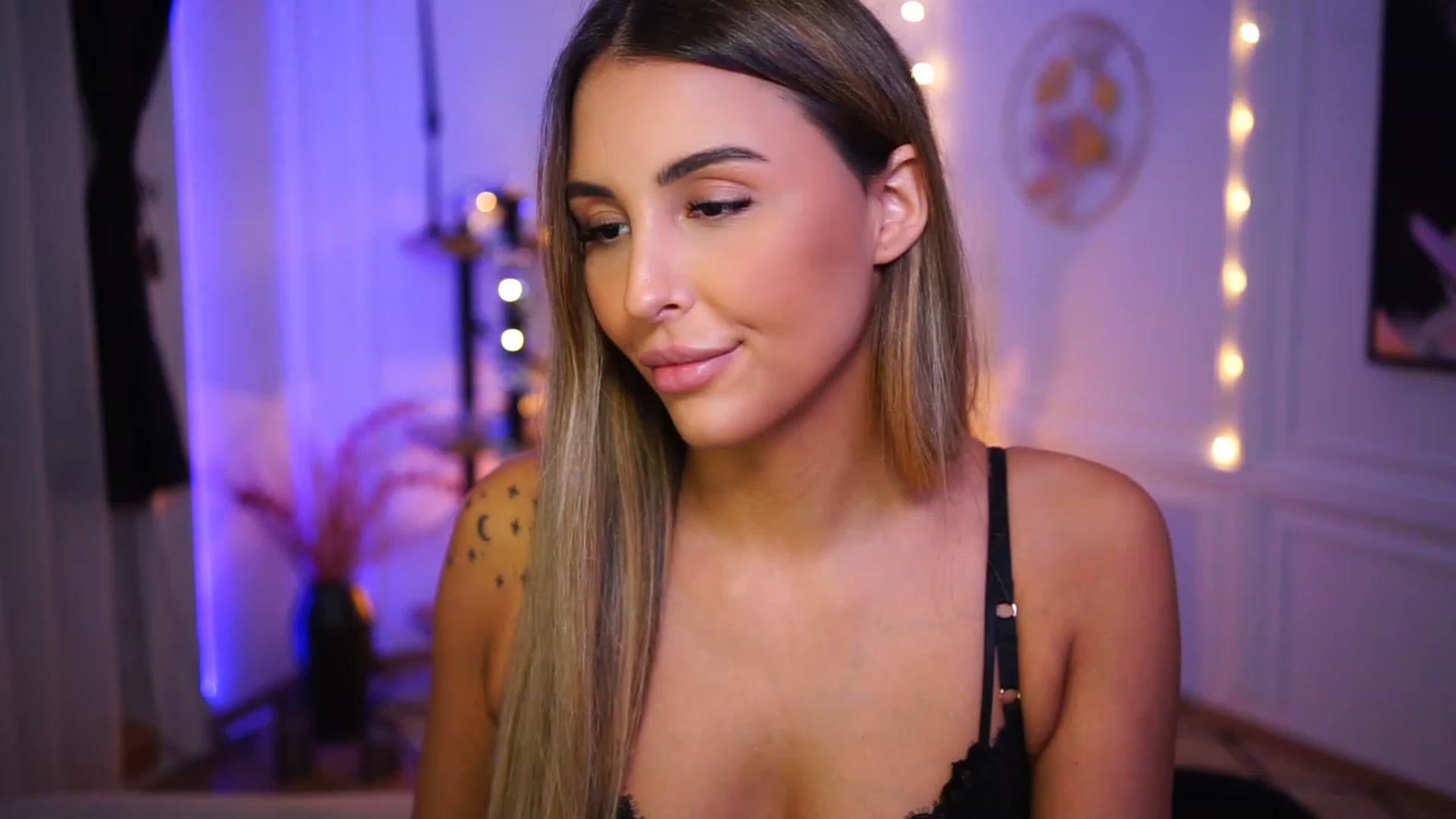Gallery image thumbnail from Lisamelow's myfreecams stream on, 12/15/2022, 20:49 image 8 of 20