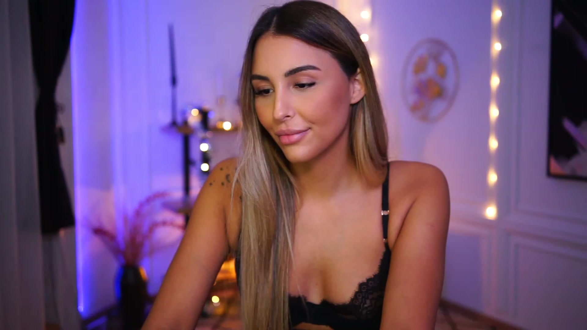 Gallery image thumbnail from Lisamelow's myfreecams stream on, 12/15/2022, 20:49 image 10 of 20