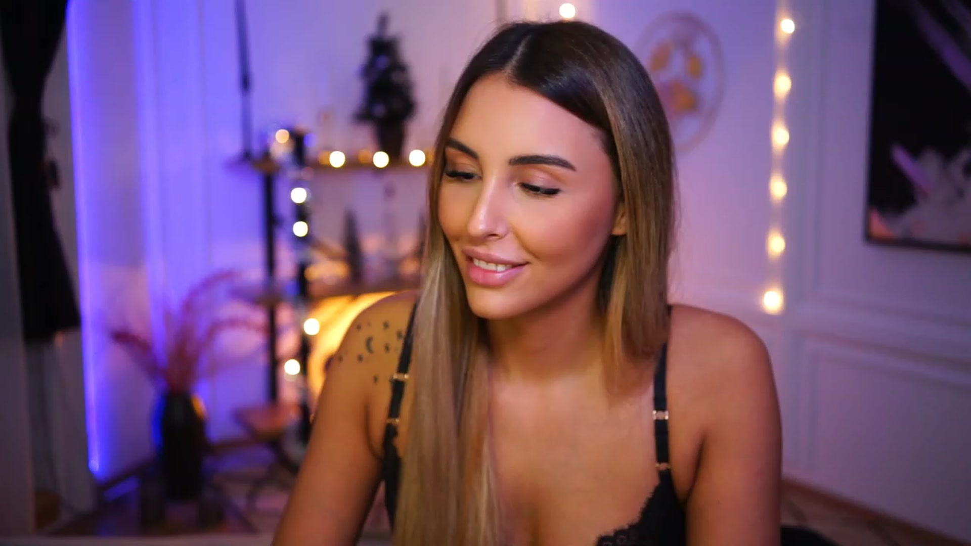 Gallery image thumbnail from Lisamelow's myfreecams stream on, 12/15/2022, 20:49 image 16 of 20