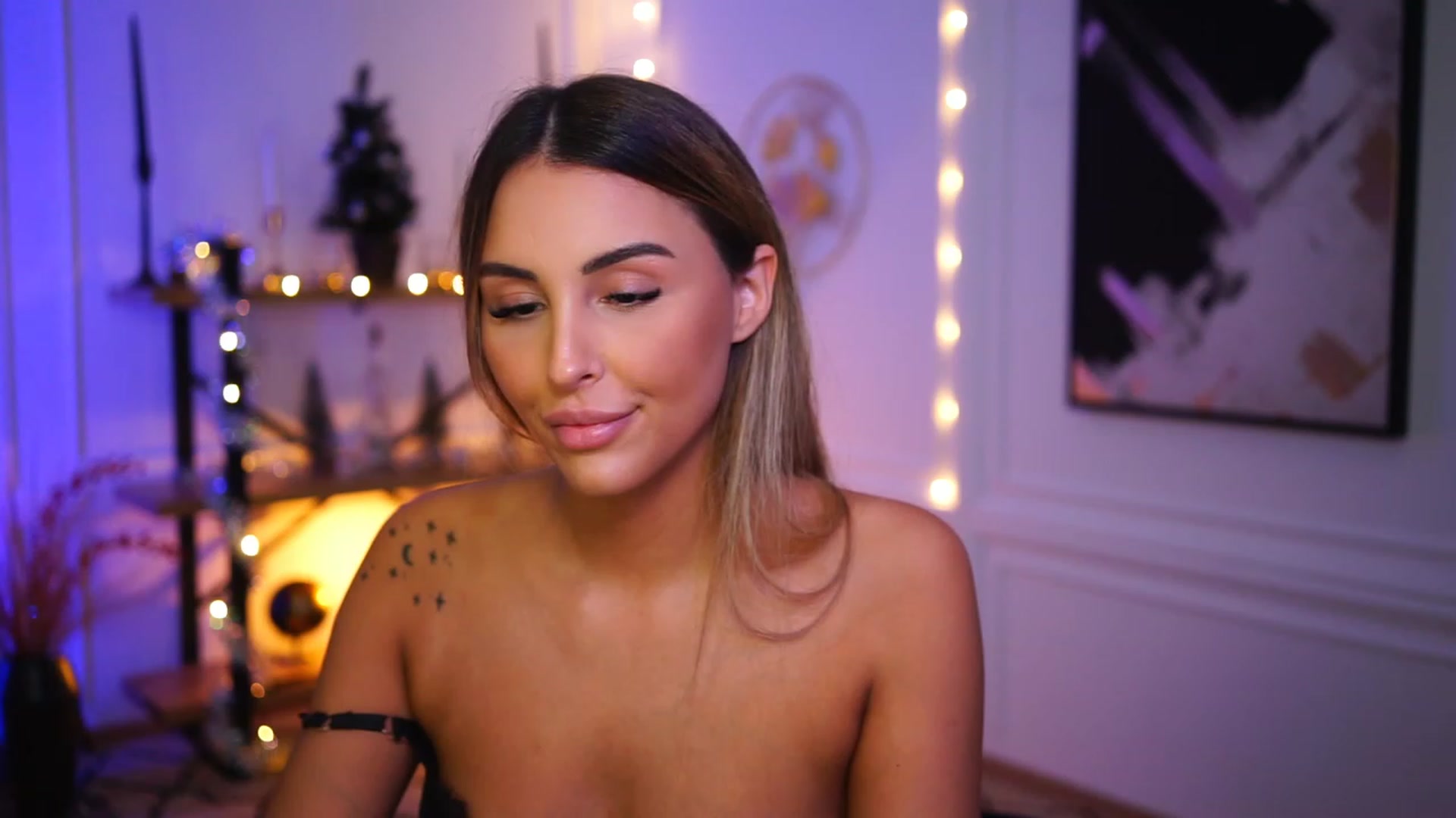 Gallery image thumbnail from Lisamelow's myfreecams stream on, 12/15/2022, 23:08 image 18 of 20