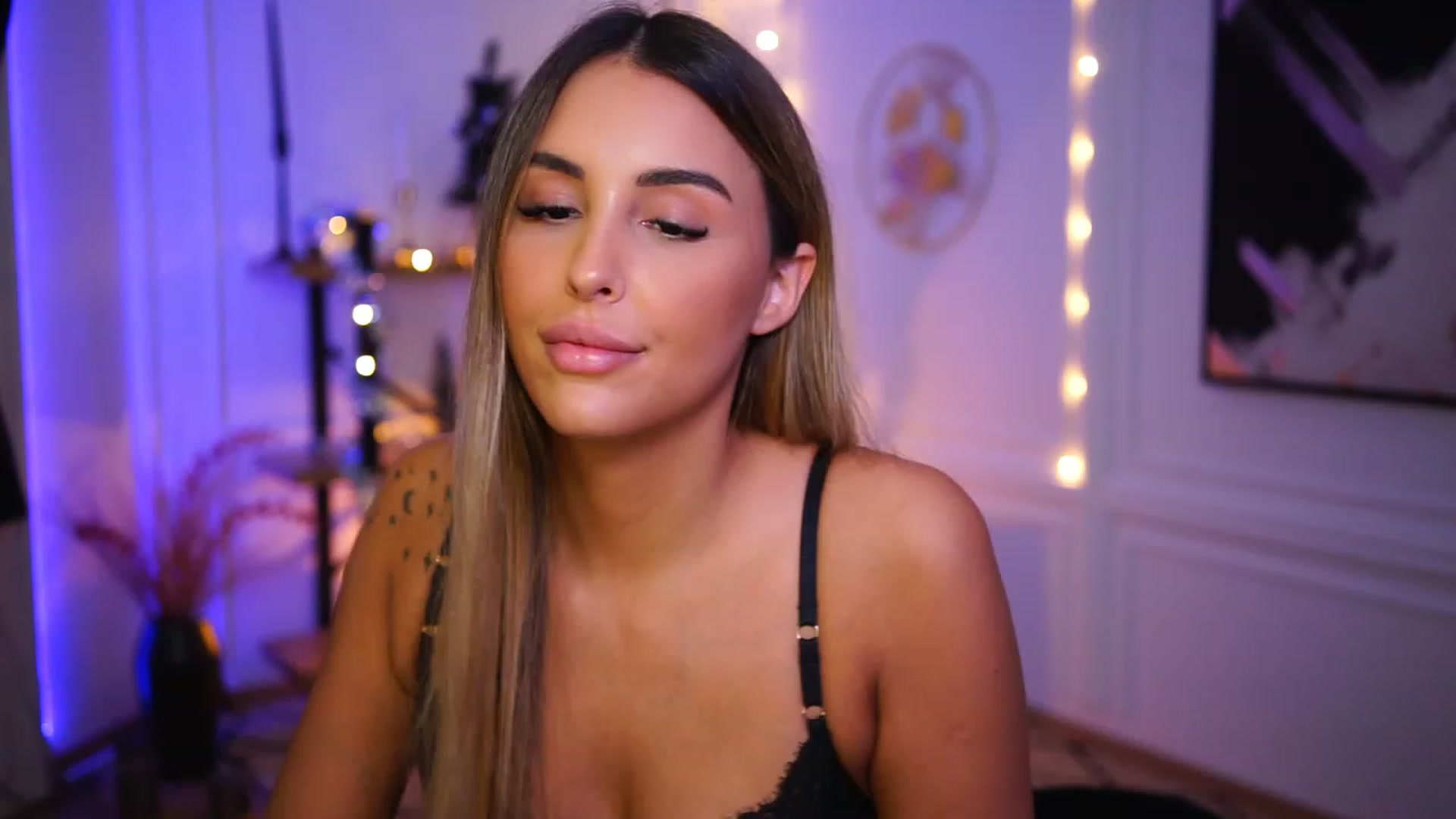 Gallery image thumbnail from Lisamelow's myfreecams stream on, 12/15/2022, 23:08 image 5 of 20