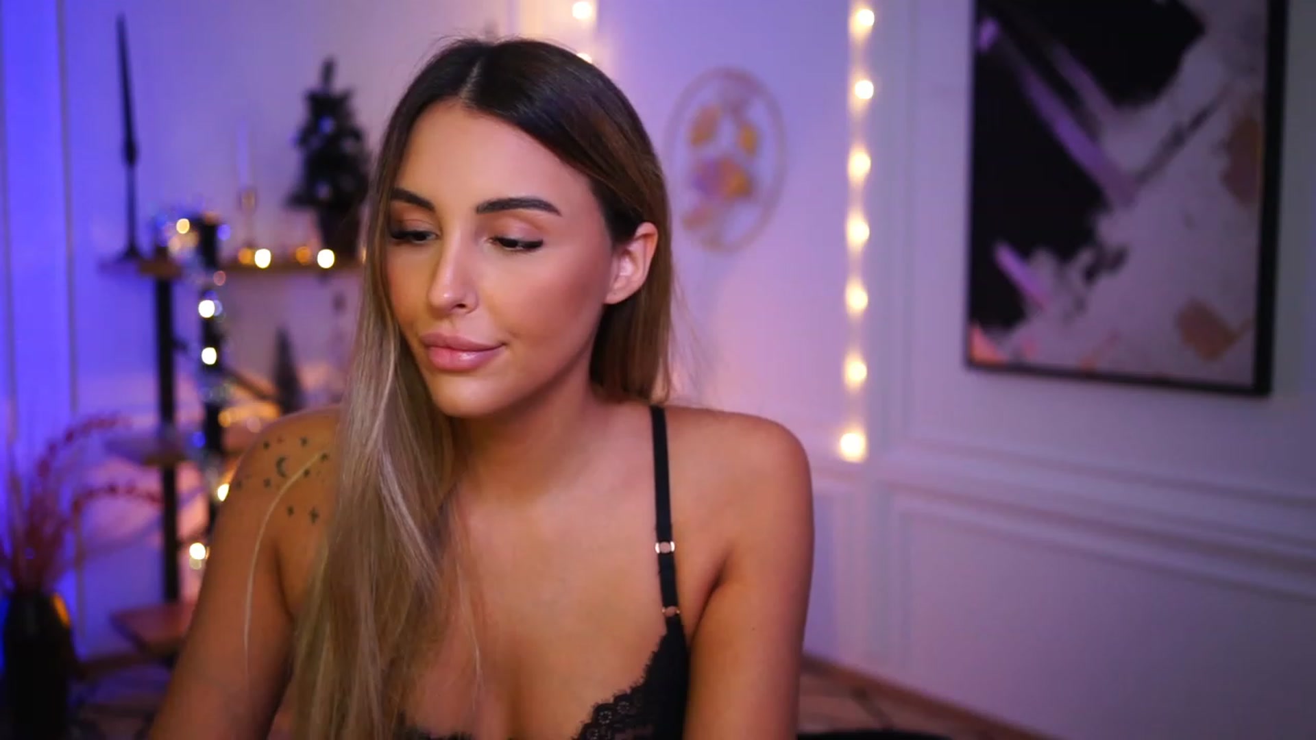 Gallery image thumbnail from Lisamelow's myfreecams stream on, 12/15/2022, 23:08 image 15 of 20
