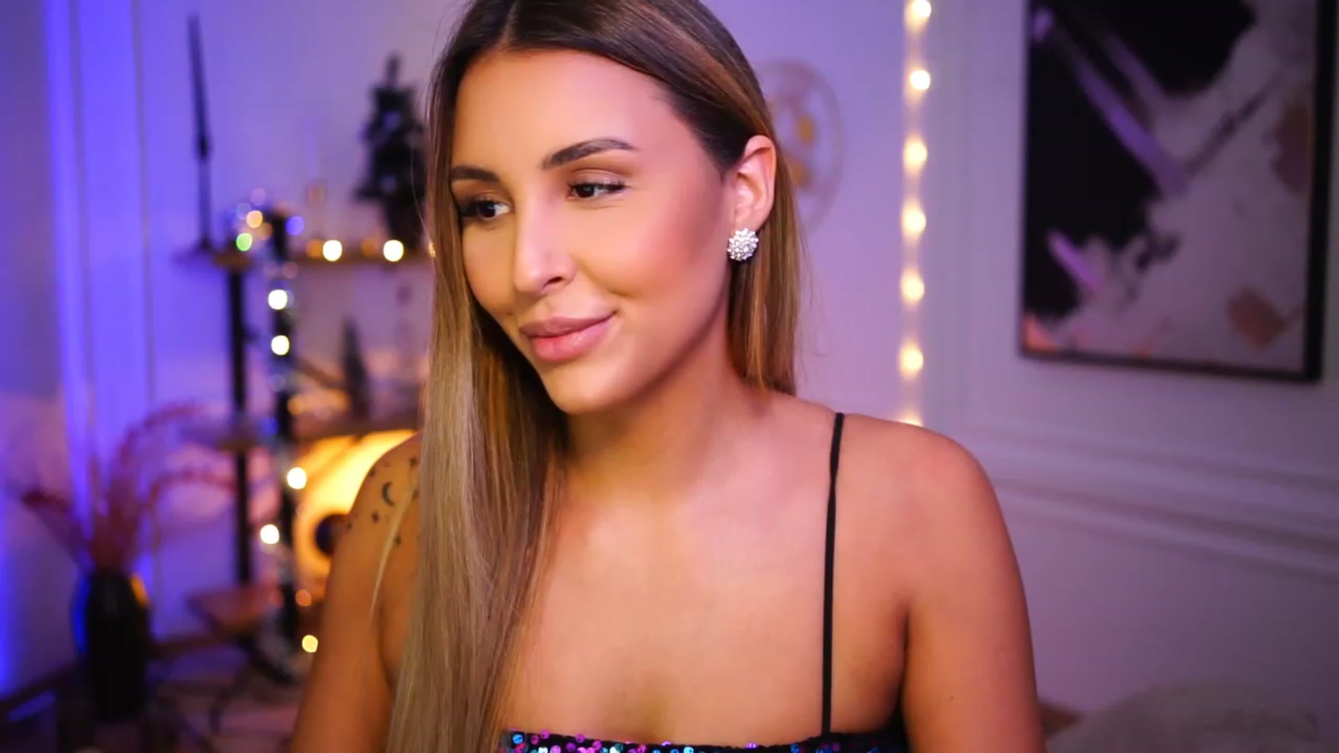 Gallery image thumbnail from Lisamelow's myfreecams stream on, 12/18/2022, 16:23 image 10 of 20