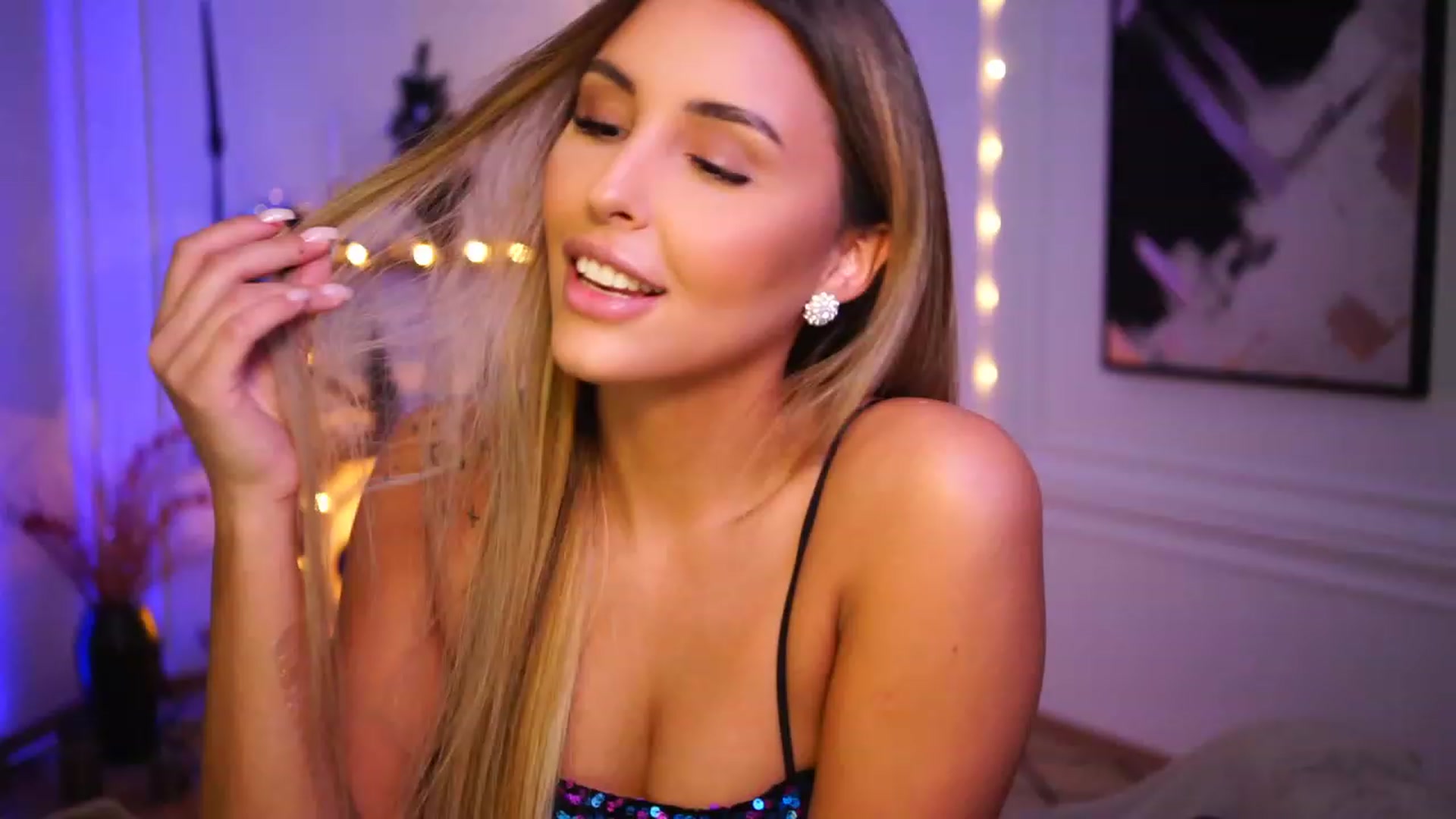 Gallery image thumbnail from Lisamelow's myfreecams stream on, 12/18/2022, 16:23 image 18 of 20