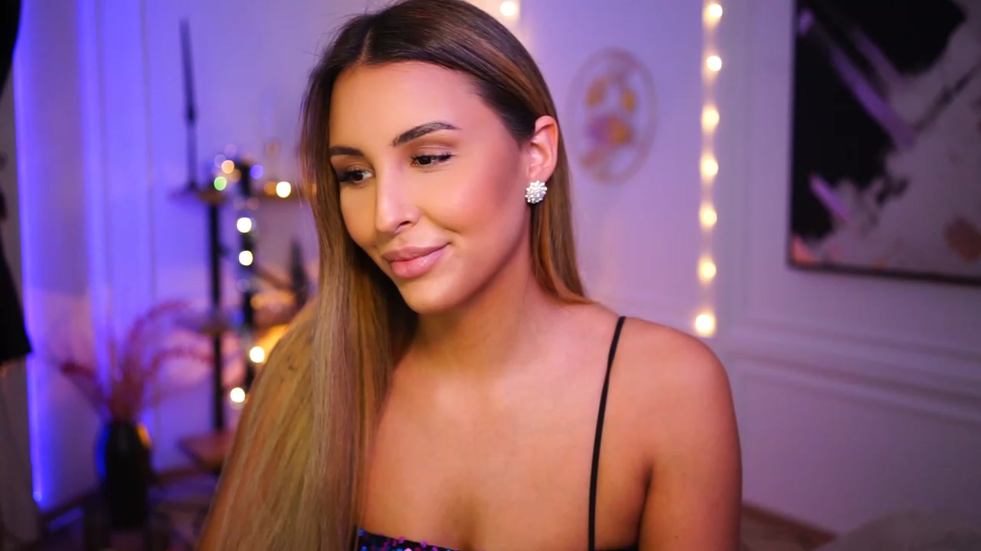 Gallery image thumbnail from Lisamelow's myfreecams stream on, 12/18/2022, 16:23 image 5 of 20