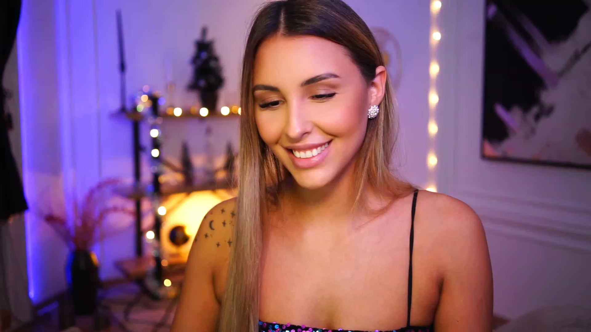Gallery image thumbnail from Lisamelow's myfreecams stream on, 12/18/2022, 16:23 image 14 of 20