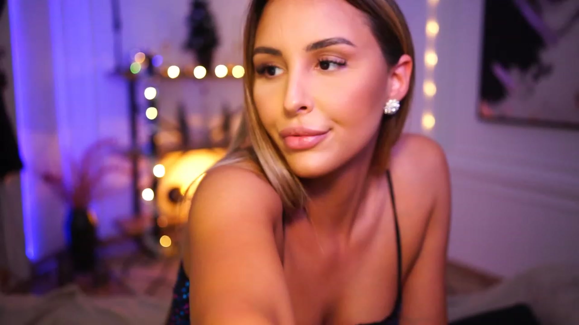 Gallery image thumbnail from Lisamelow's myfreecams stream on, 12/18/2022, 16:23 image 6 of 20
