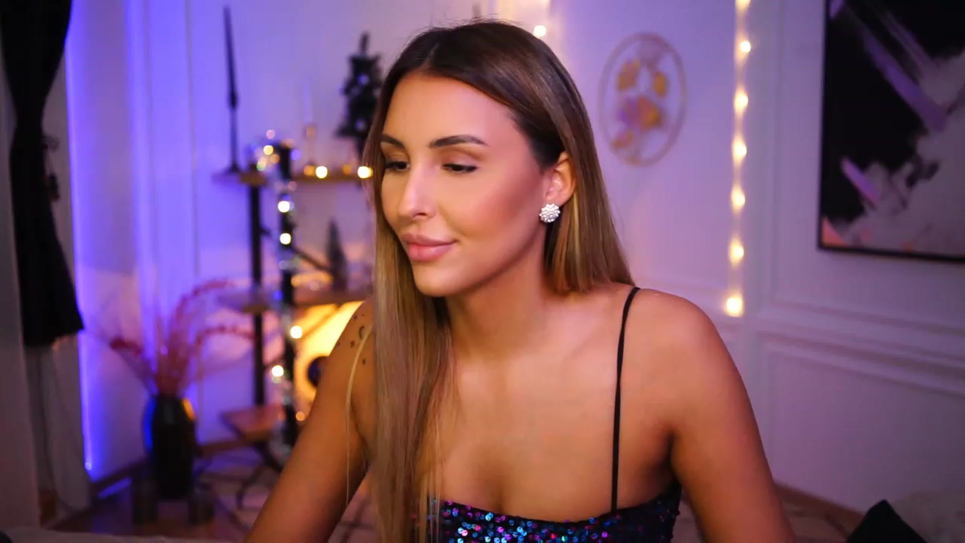 Gallery image thumbnail from Lisamelow's myfreecams stream on, 12/18/2022, 18:32 image 16 of 20