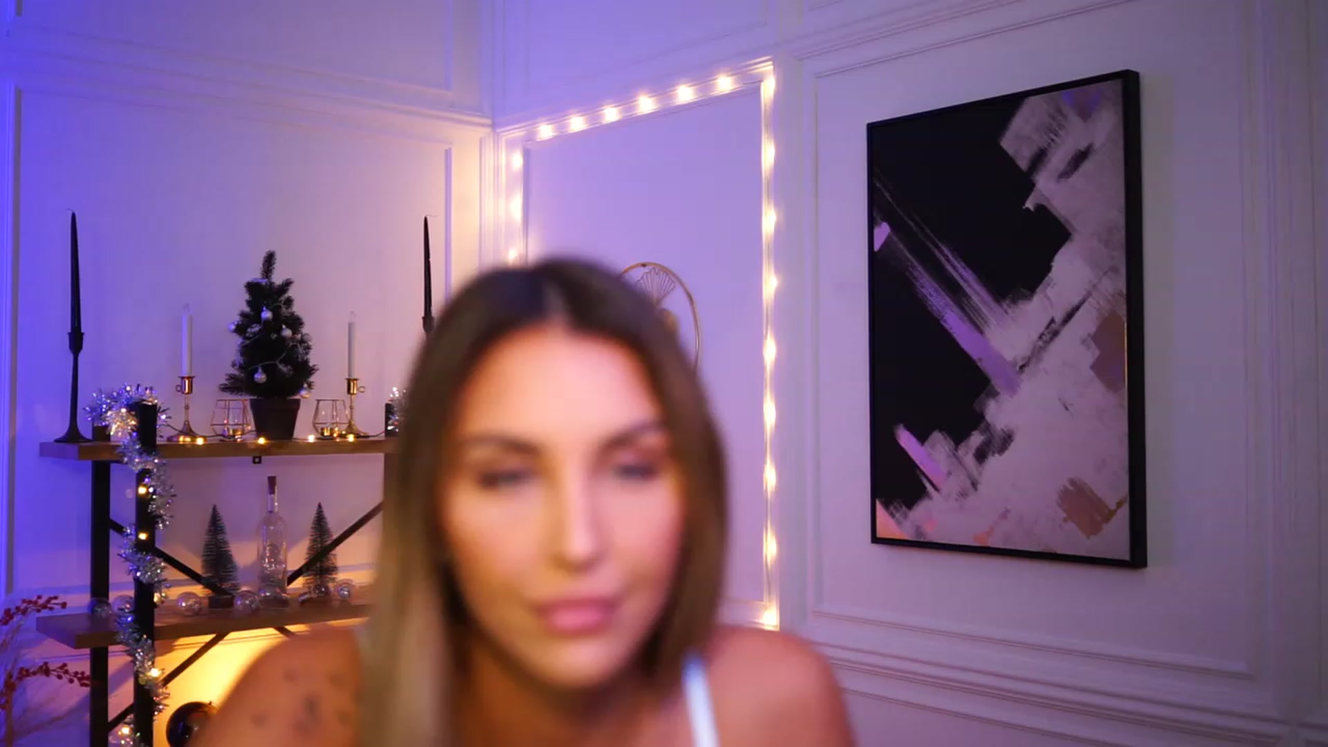 Gallery image thumbnail from Lisamelow's myfreecams stream on, 12/18/2022, 19:37 image 13 of 20