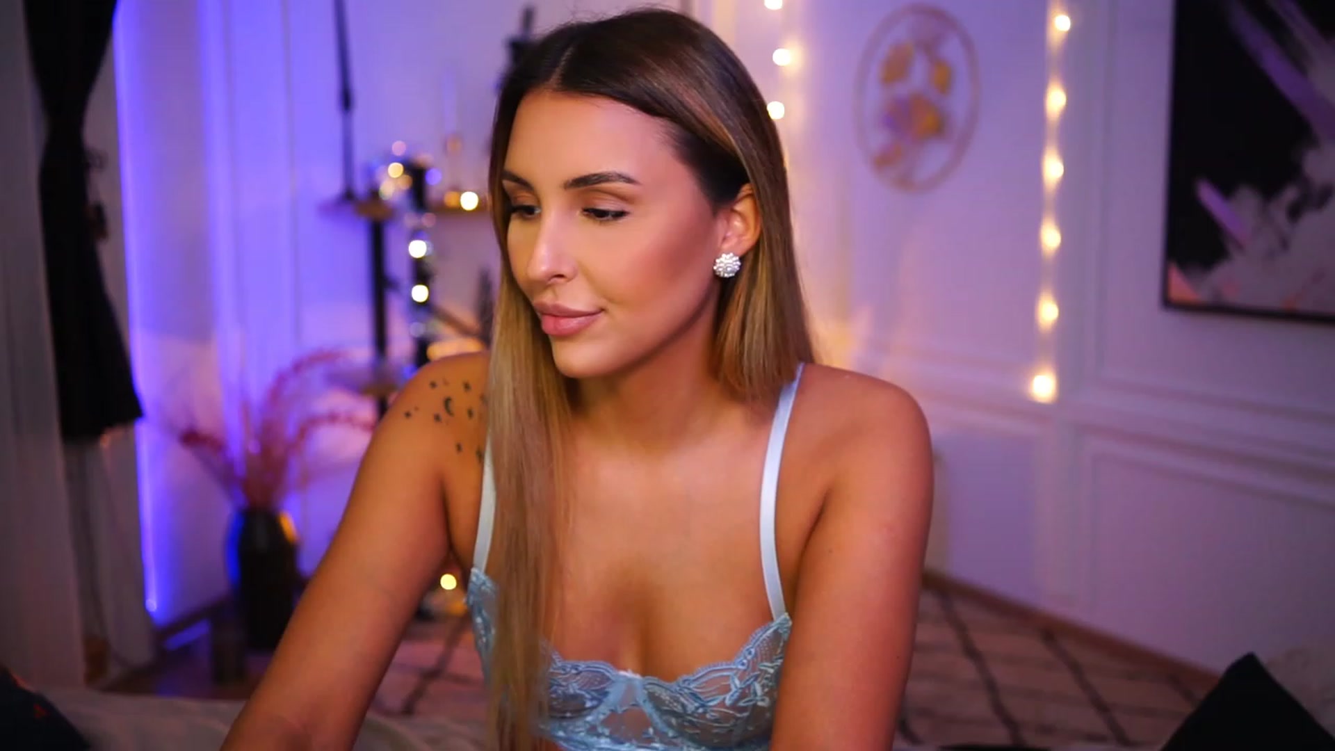 Gallery image thumbnail from Lisamelow's myfreecams stream on, 12/18/2022, 19:37 image 14 of 20