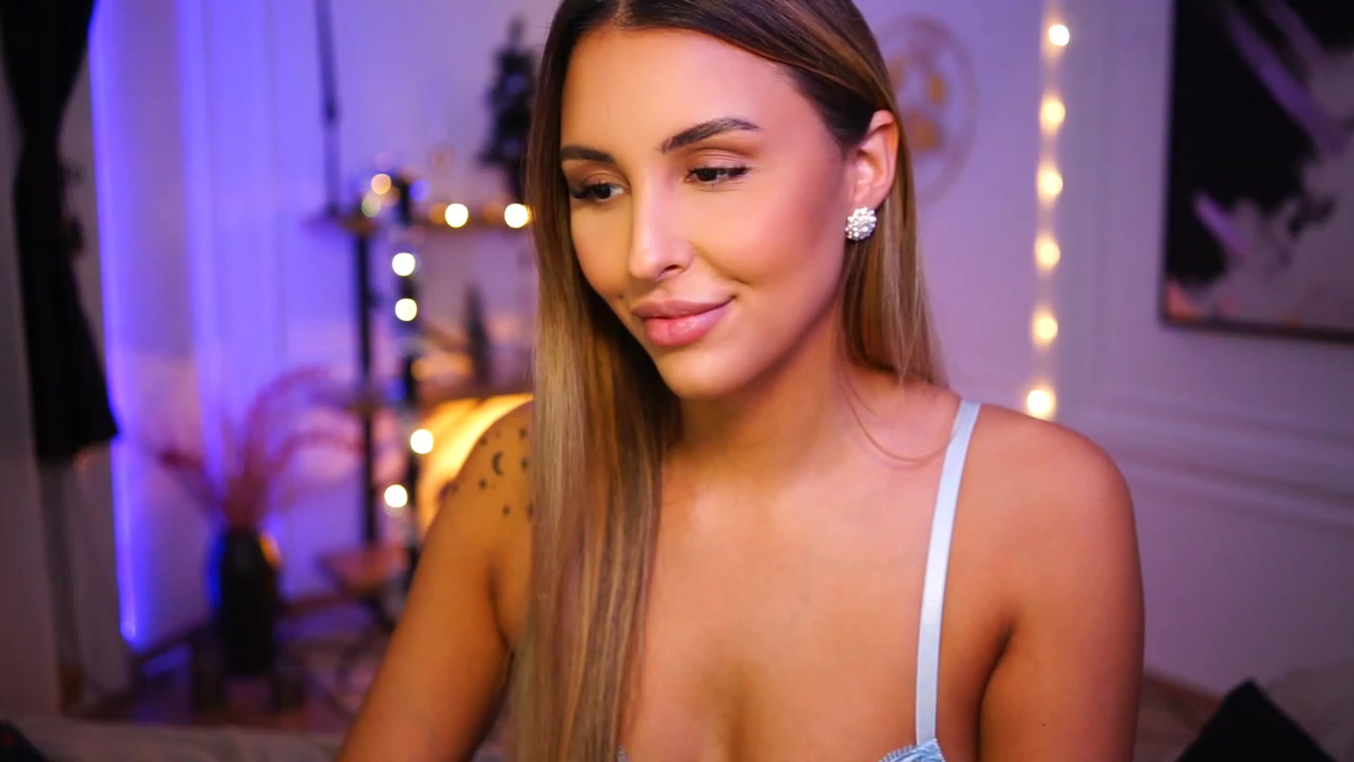 Gallery image thumbnail from Lisamelow's myfreecams stream on, 12/18/2022, 19:37 image 1 of 20