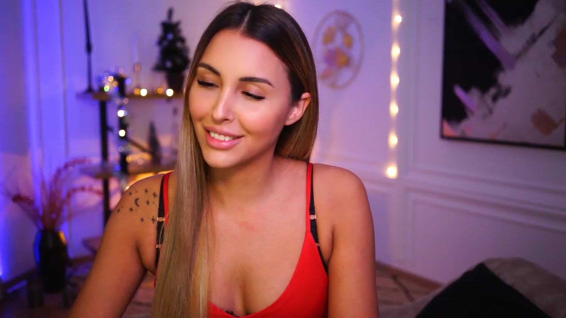 Gallery image thumbnail from Lisamelow's myfreecams stream on, 12/19/2022, 19:22 image 2 of 20