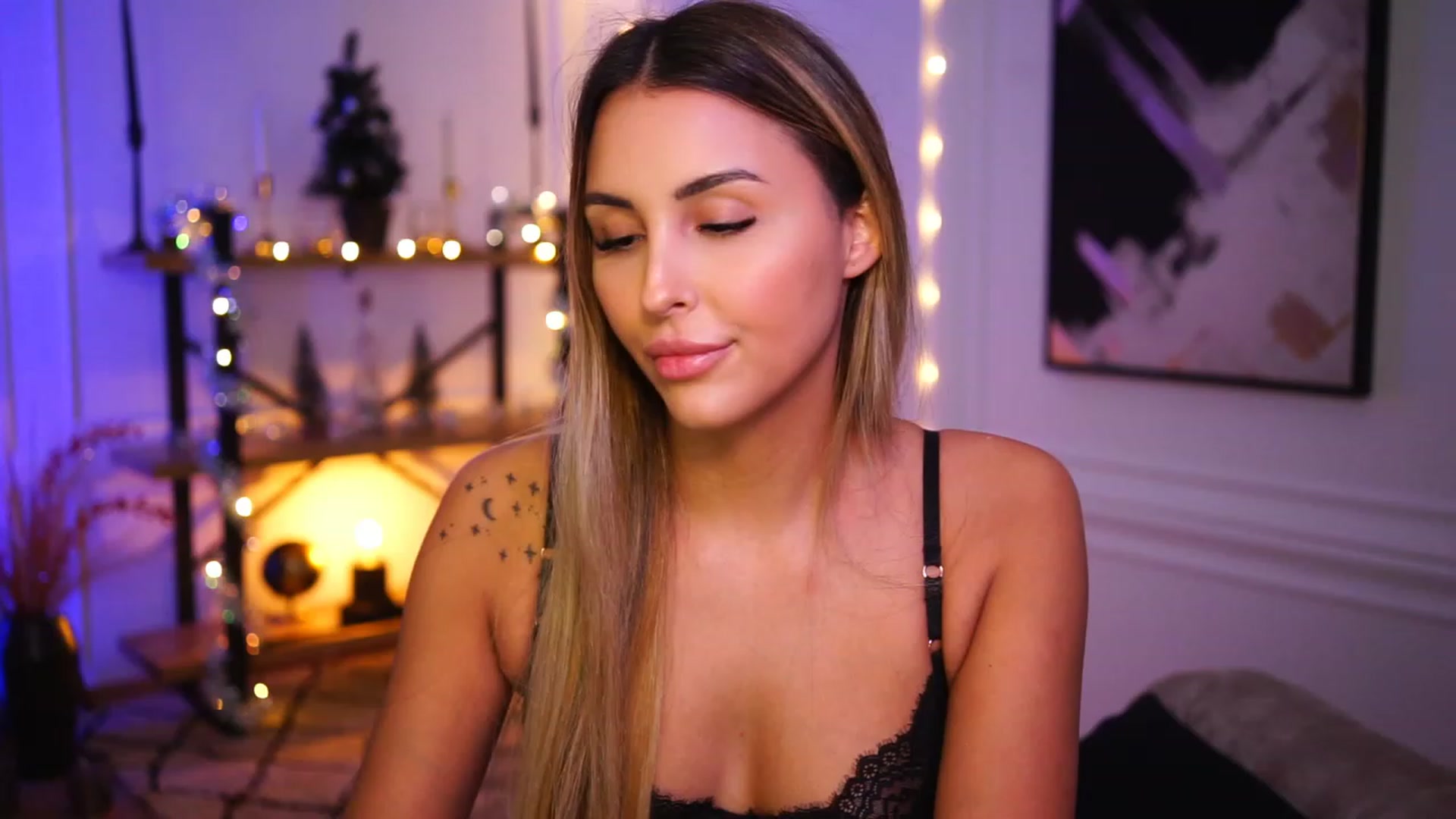Gallery image thumbnail from Lisamelow's myfreecams stream on, 12/19/2022, 19:22 image 18 of 20