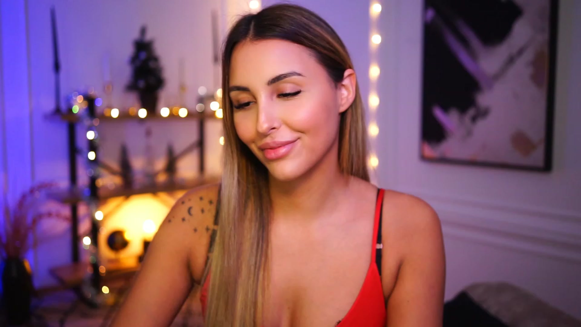 Gallery image thumbnail from Lisamelow's myfreecams stream on, 12/19/2022, 19:22 image 16 of 20