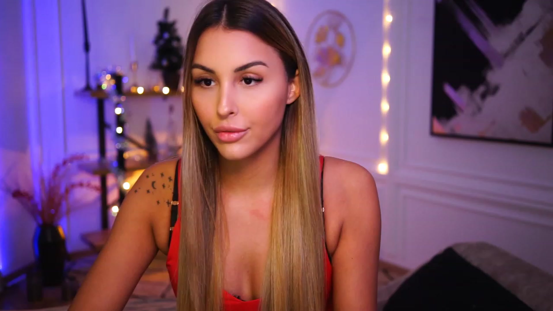 Gallery image thumbnail from Lisamelow's myfreecams stream on, 12/19/2022, 19:22 image 1 of 20