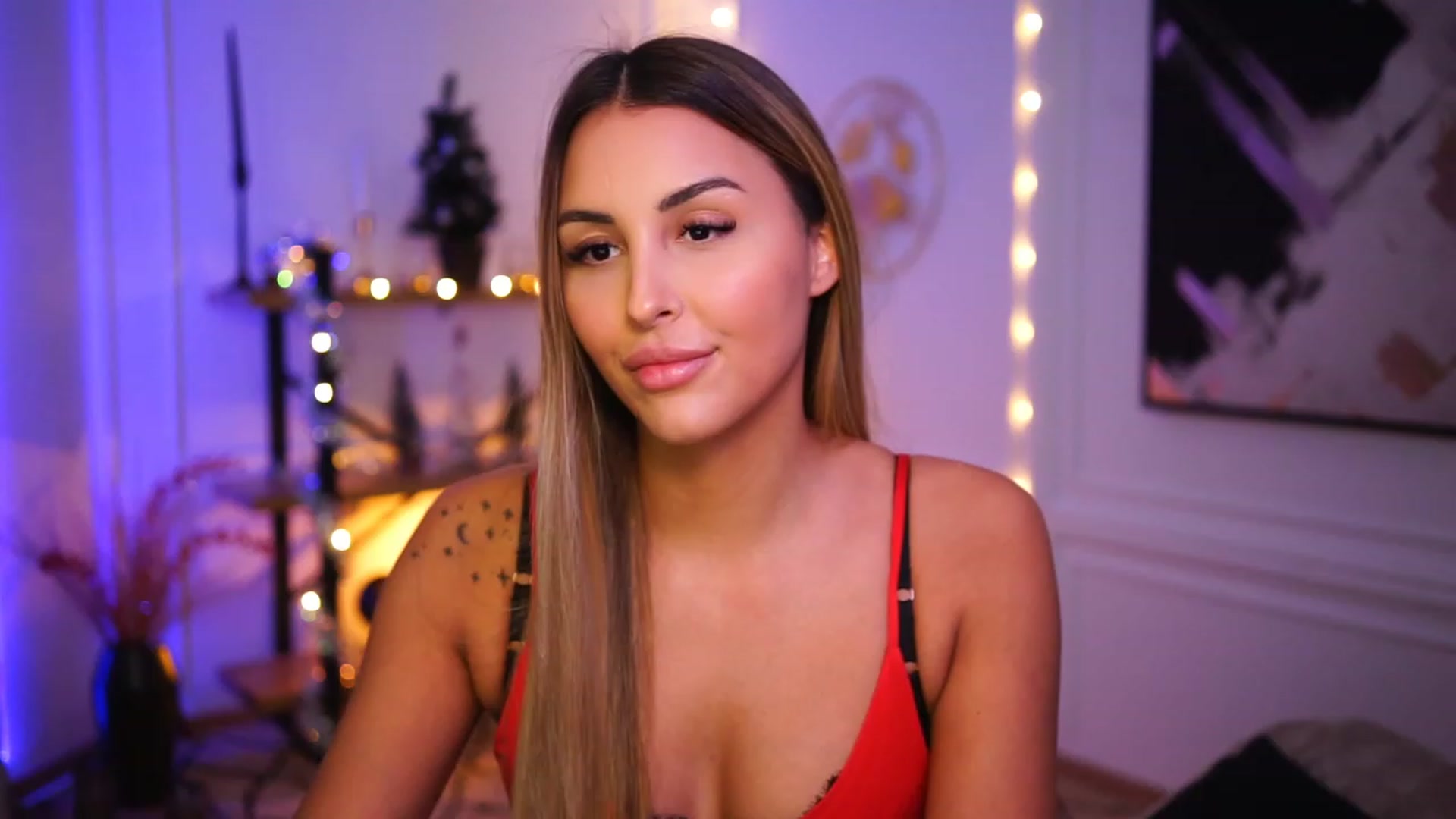 Gallery image thumbnail from Lisamelow's myfreecams stream on, 12/19/2022, 19:22 image 4 of 20