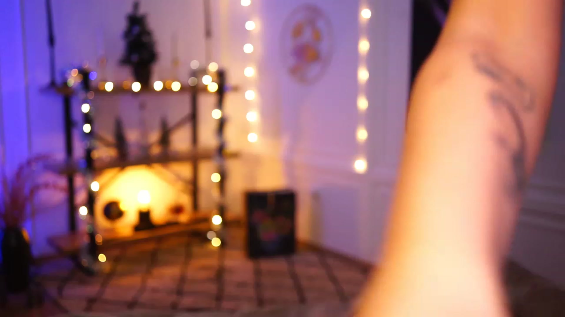 Gallery image thumbnail from Lisamelow's myfreecams stream on, 12/19/2022, 20:27 image 16 of 20