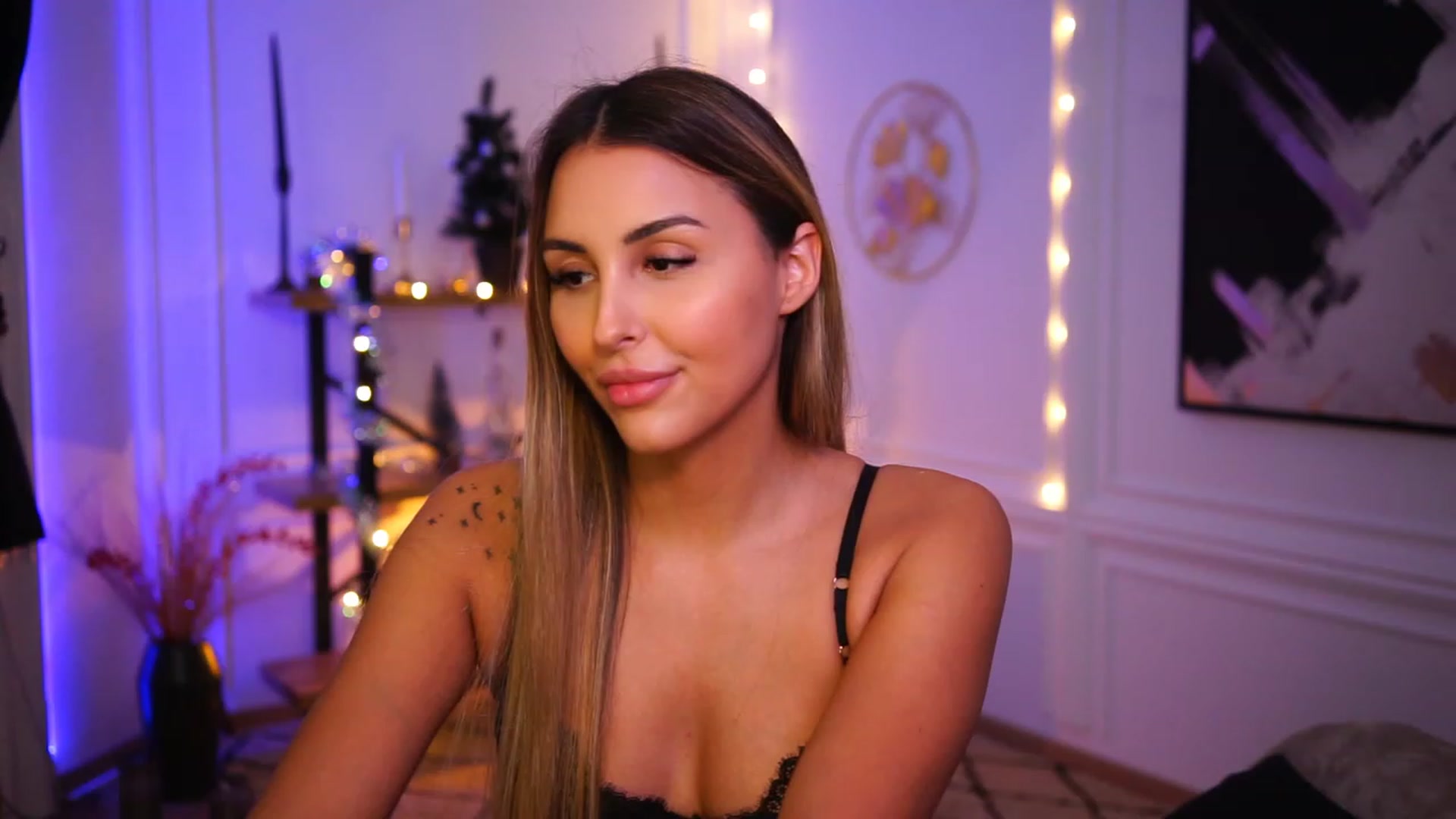 Gallery image thumbnail from Lisamelow's myfreecams stream on, 12/19/2022, 20:27 image 20 of 20