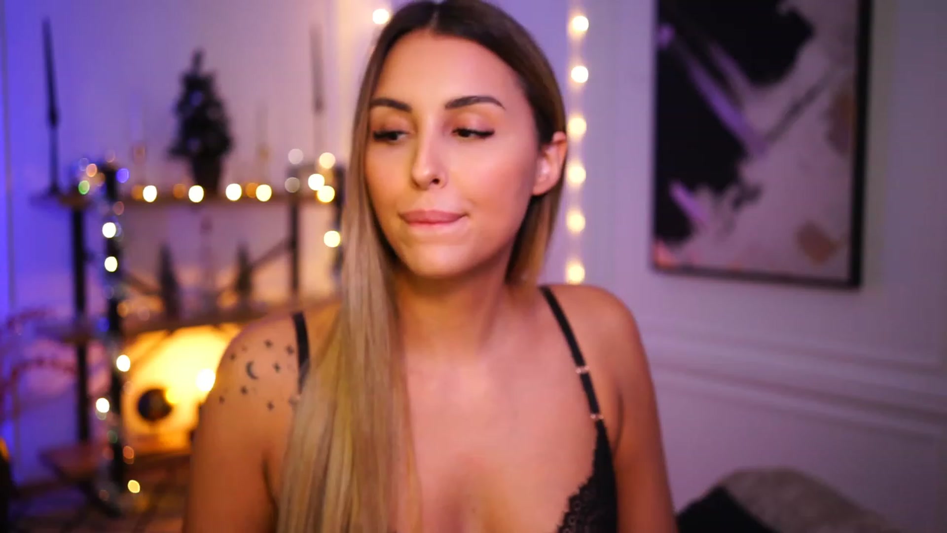 Gallery image thumbnail from Lisamelow's myfreecams stream on, 12/19/2022, 20:27 image 10 of 20