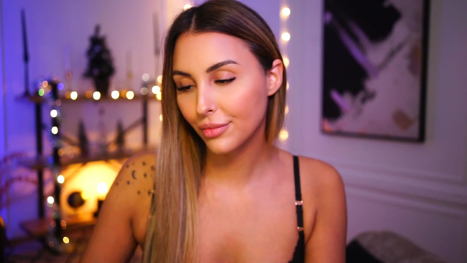 Gallery image thumbnail from Lisamelow's myfreecams stream on, 12/19/2022, 20:27 image 9 of 20