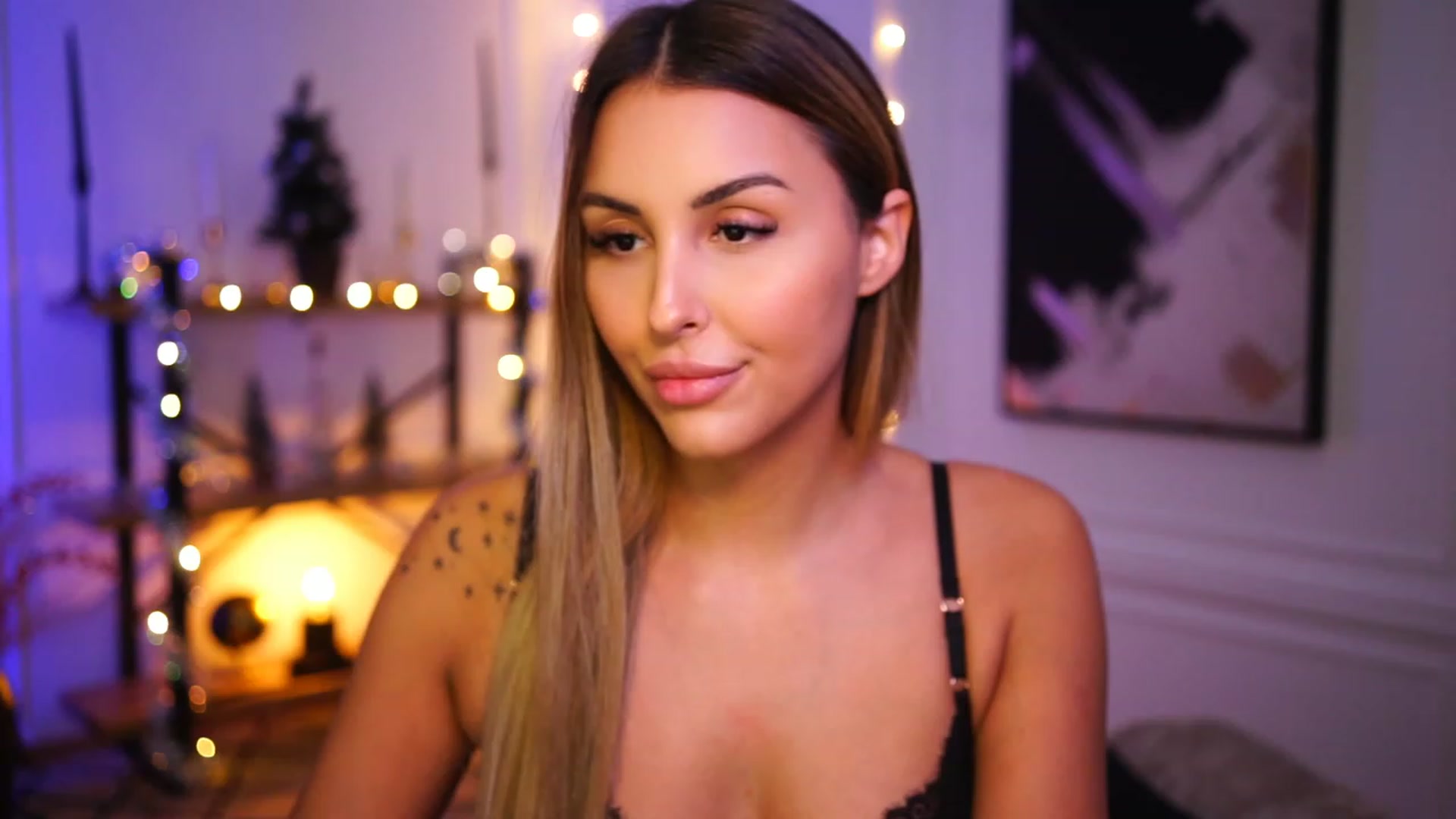 Gallery image thumbnail from Lisamelow's myfreecams stream on, 12/19/2022, 20:27 image 8 of 20
