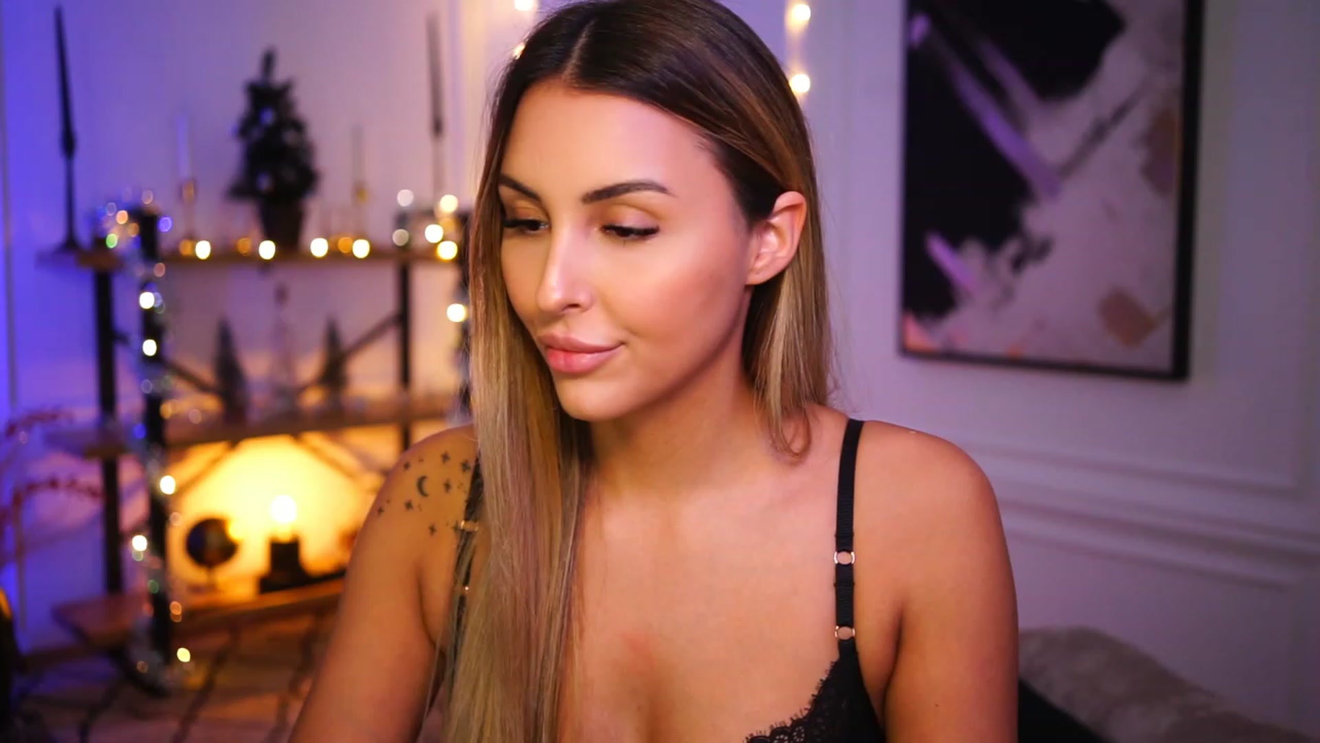 Gallery image thumbnail from Lisamelow's myfreecams stream on, 12/19/2022, 20:27 image 5 of 20