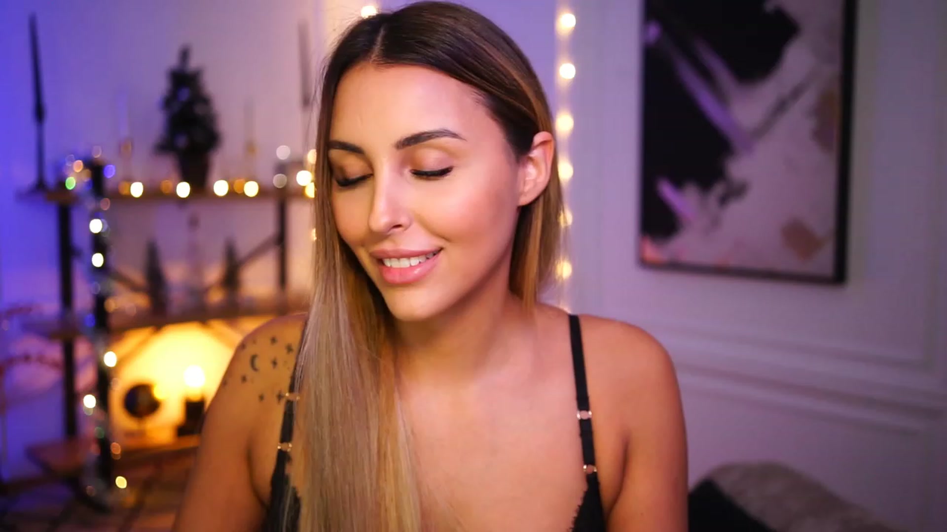 Gallery image thumbnail from Lisamelow's myfreecams stream on, 12/19/2022, 20:27 image 1 of 20
