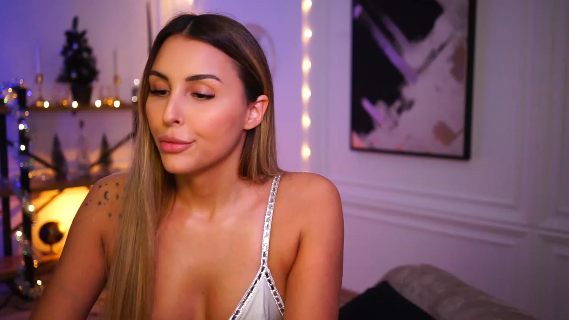 Gallery image thumbnail from Lisamelow's myfreecams stream on, 12/19/2022, 22:19 image 12 of 20