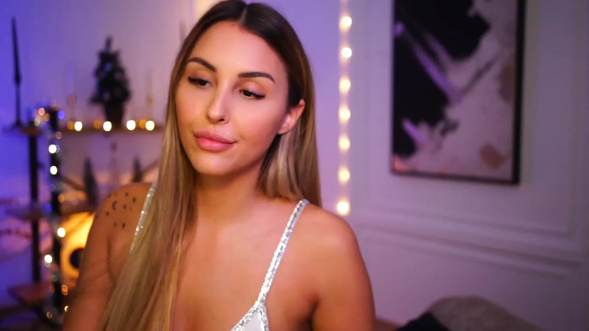 Gallery image thumbnail from Lisamelow's myfreecams stream on, 12/19/2022, 22:19 image 18 of 20