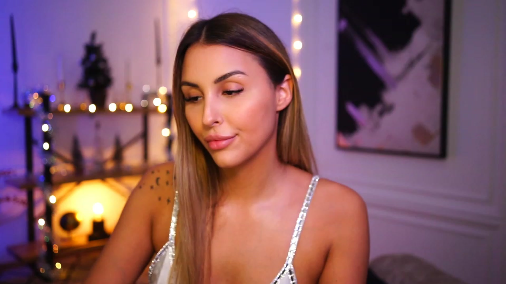 Gallery image thumbnail from Lisamelow's myfreecams stream on, 12/19/2022, 22:19 image 17 of 20