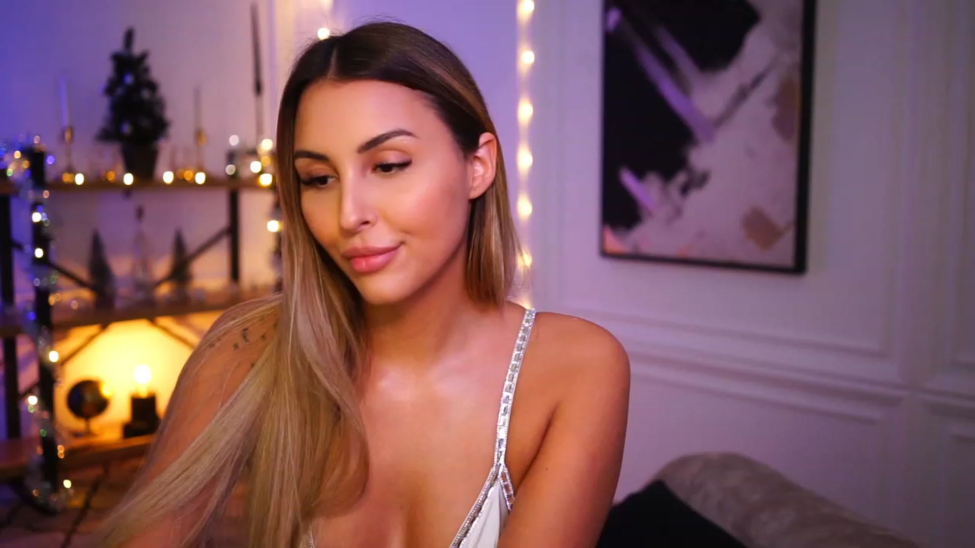 Gallery image thumbnail from Lisamelow's myfreecams stream on, 12/19/2022, 22:19 image 13 of 20