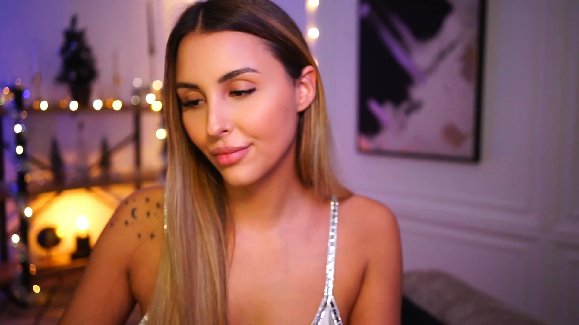 Gallery image thumbnail from Lisamelow's myfreecams stream on, 12/19/2022, 22:19 image 9 of 20