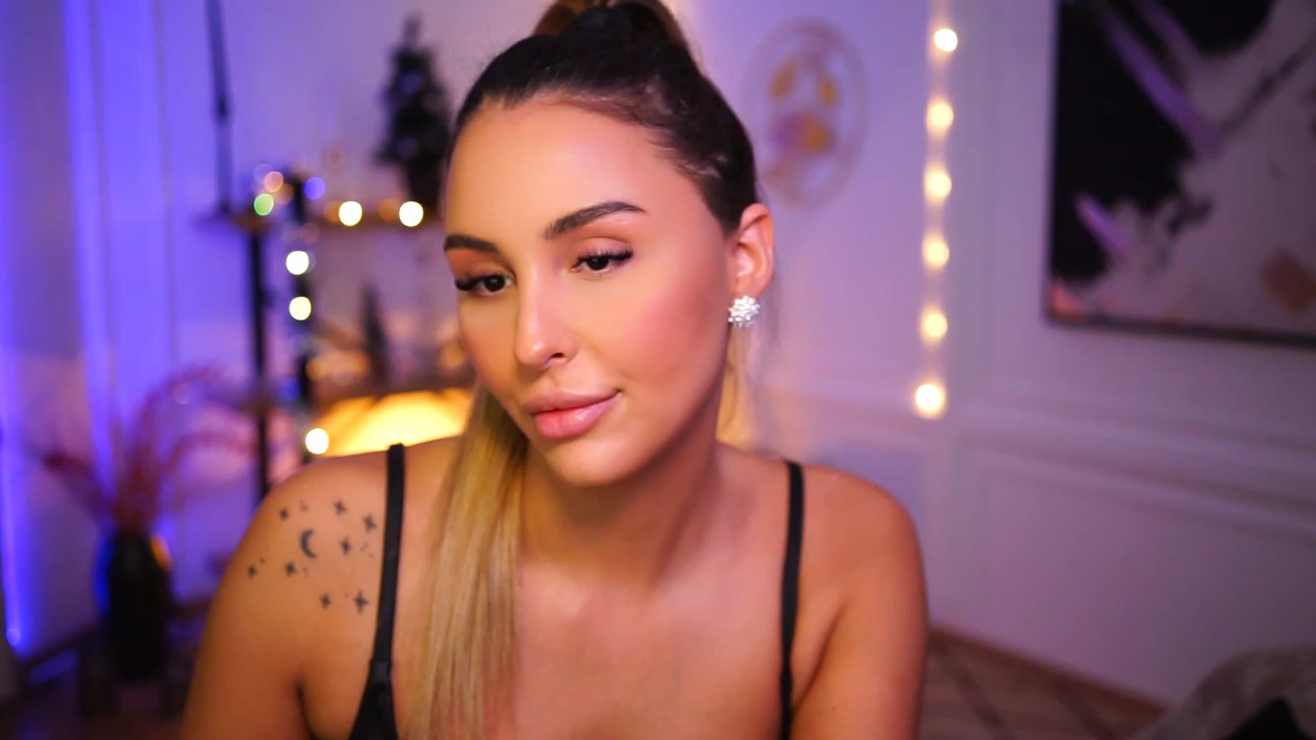 Gallery image thumbnail from Lisamelow's myfreecams stream on, 12/20/2022, 11:49 image 10 of 20