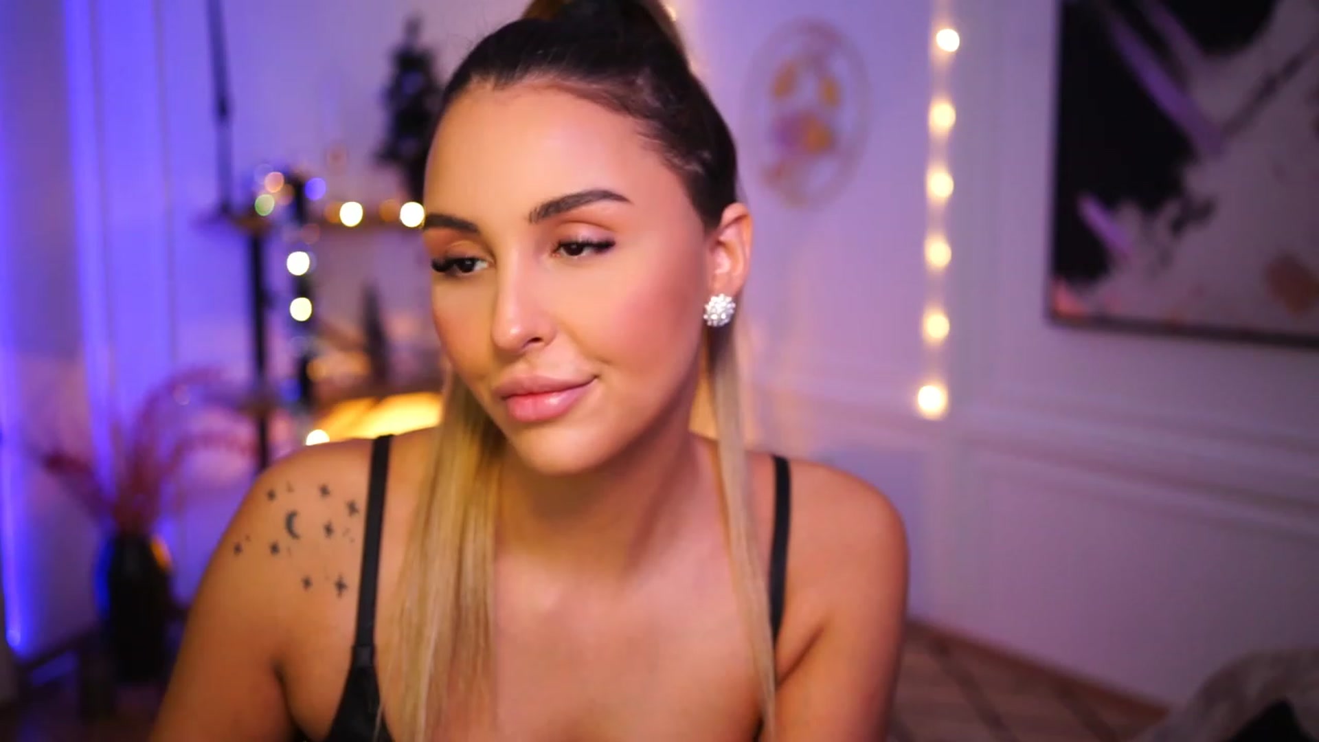 Gallery image thumbnail from Lisamelow's myfreecams stream on, 12/20/2022, 11:49 image 7 of 20