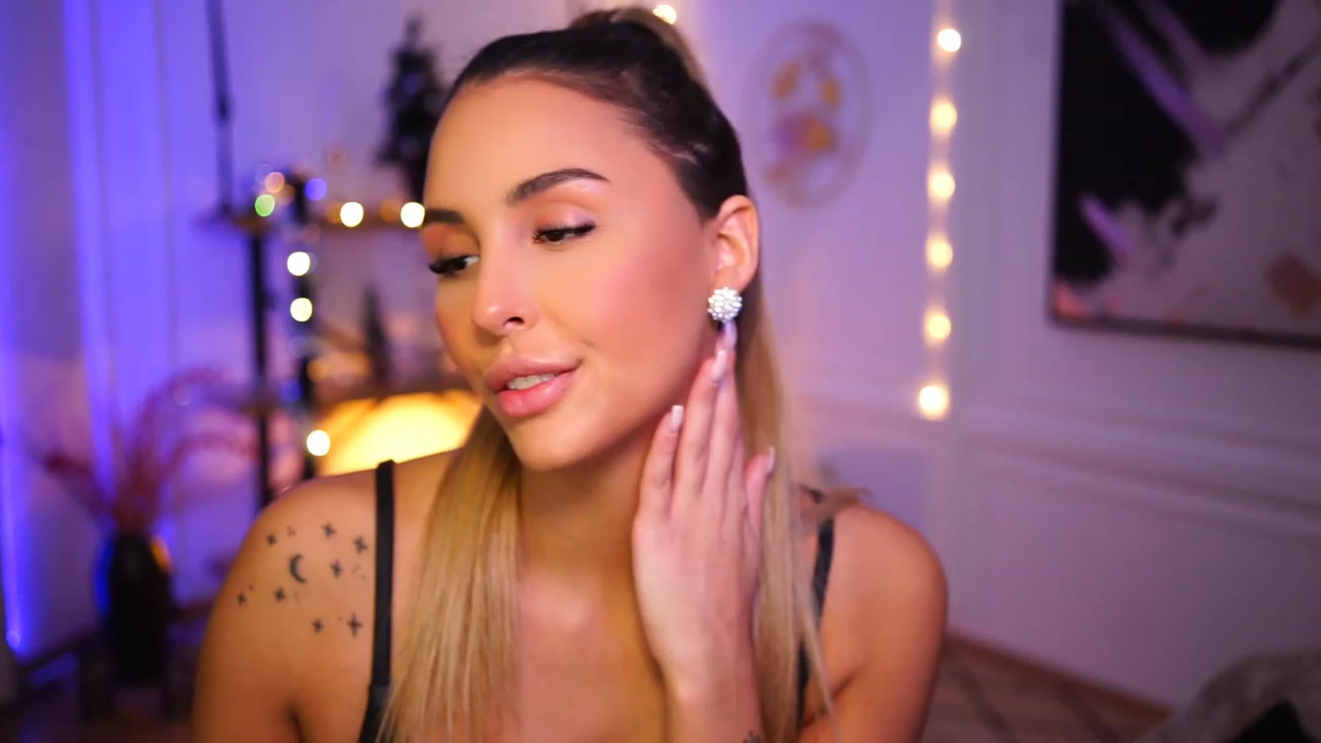 Gallery image thumbnail from Lisamelow's myfreecams stream on, 12/20/2022, 11:49 image 9 of 20