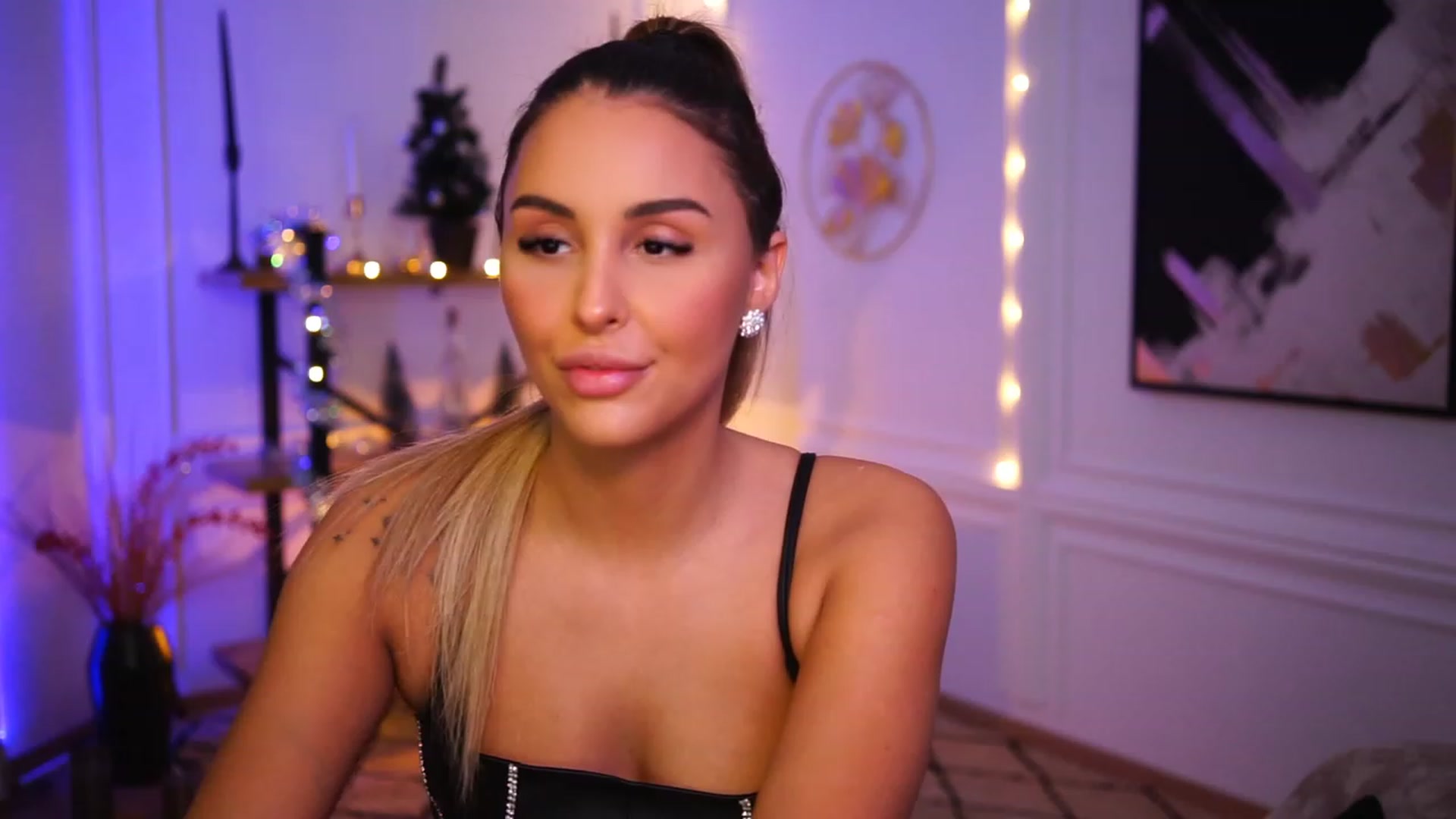 Gallery image thumbnail from Lisamelow's myfreecams stream on, 12/20/2022, 12:42 image 12 of 20